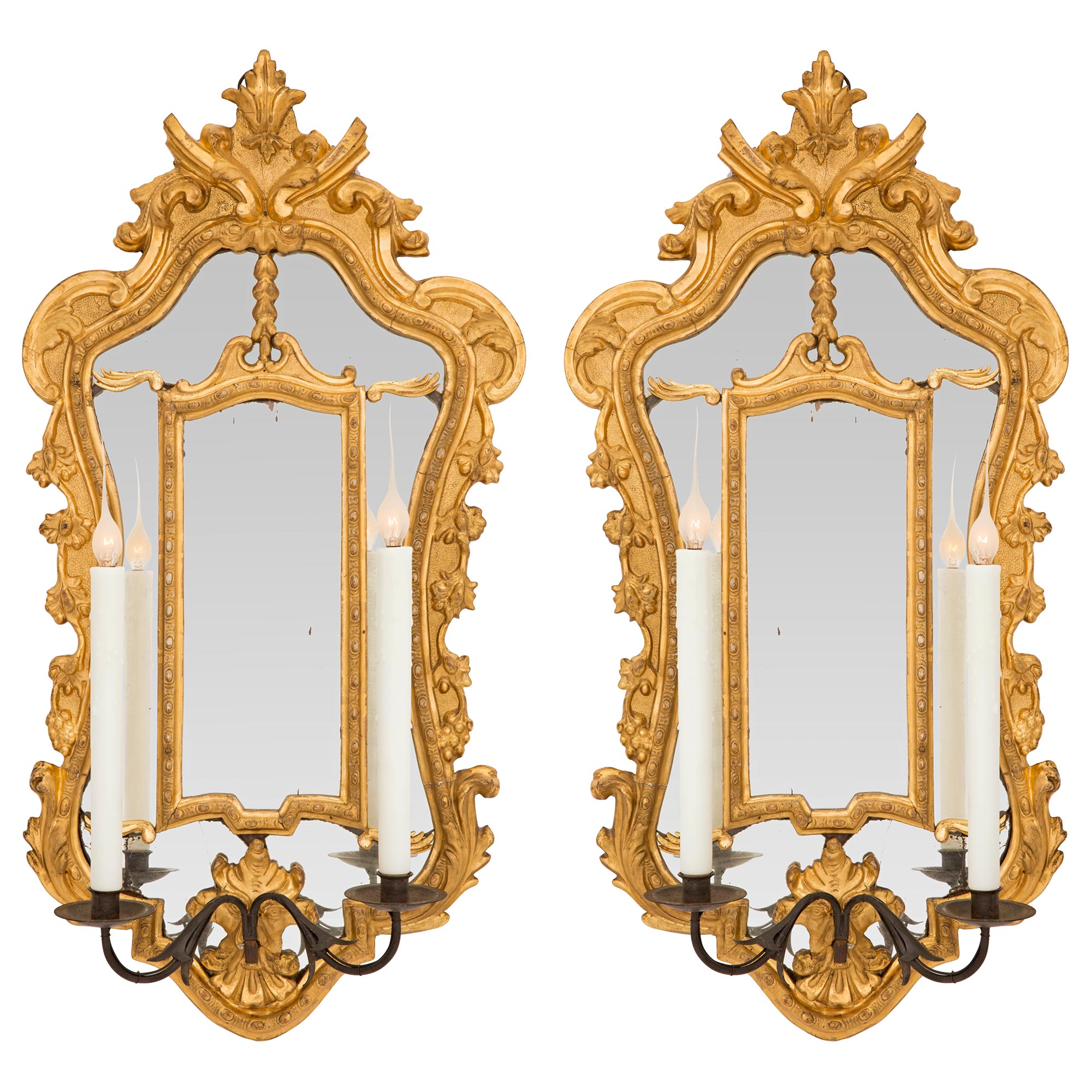 Paire d'appliques italiennes à miroir en bois doré de la fin du XVIIIe siècle en vente