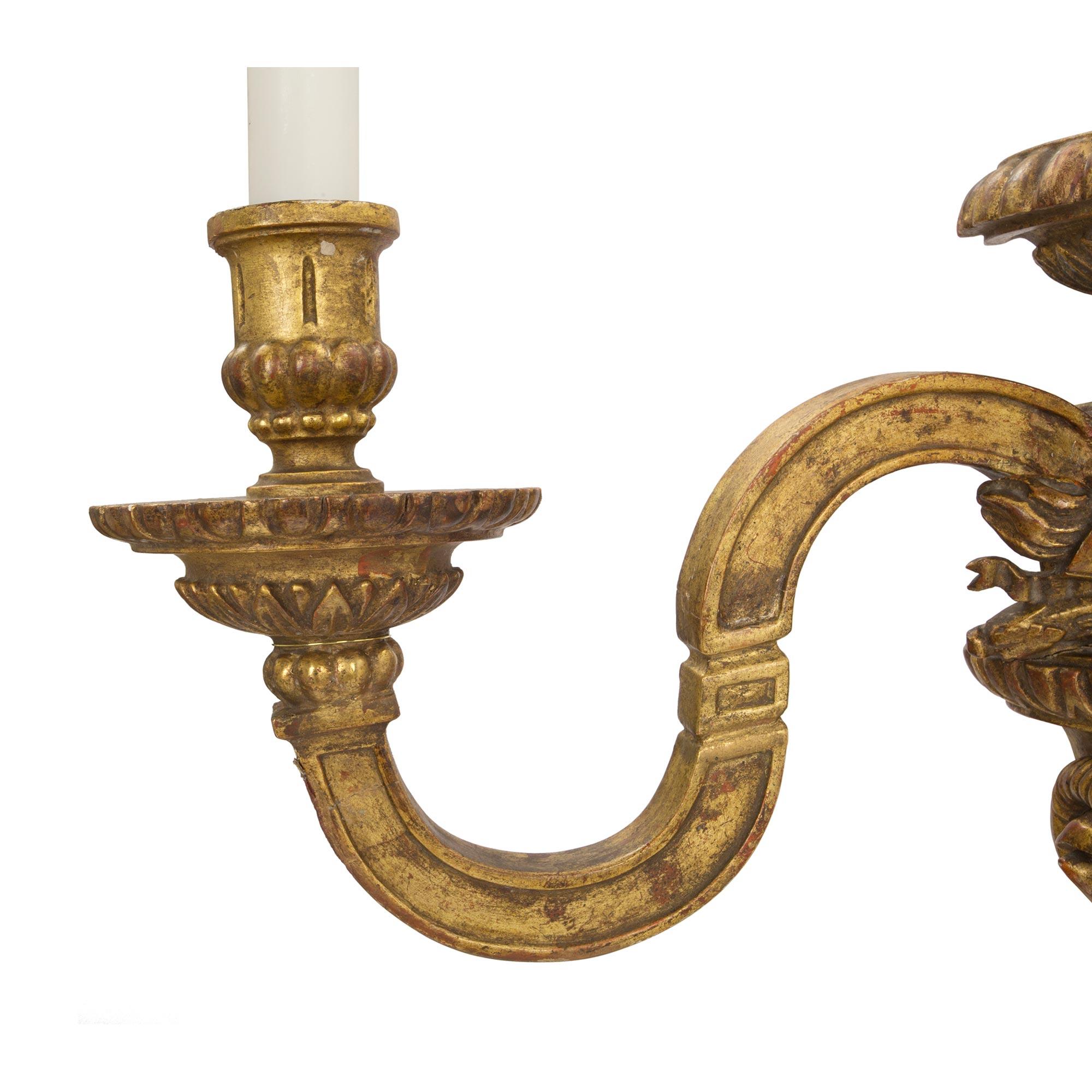 Paire d'appliques italiennes en bois doré de style Louis XVI de la fin du XIXe siècle en vente 1