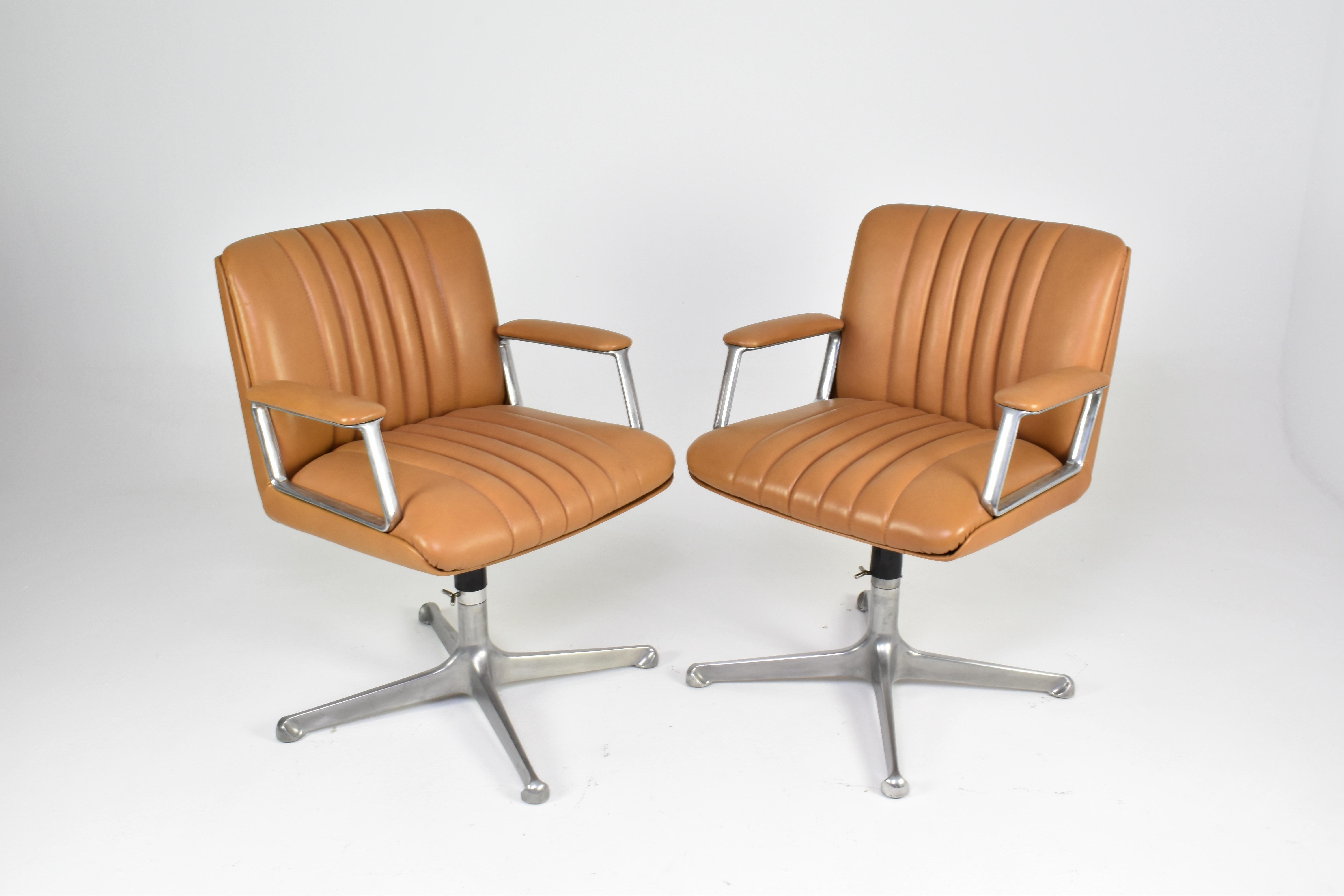 Nous présentons une paire de chaises de bureau Osvaldo Borsani restaurées par des experts. Chaque chaise a été méticuleusement remise à neuf avec du nouveau cuir italien brun tanné. Réglable en hauteur et orientable.   
Nous aimons l'attrait