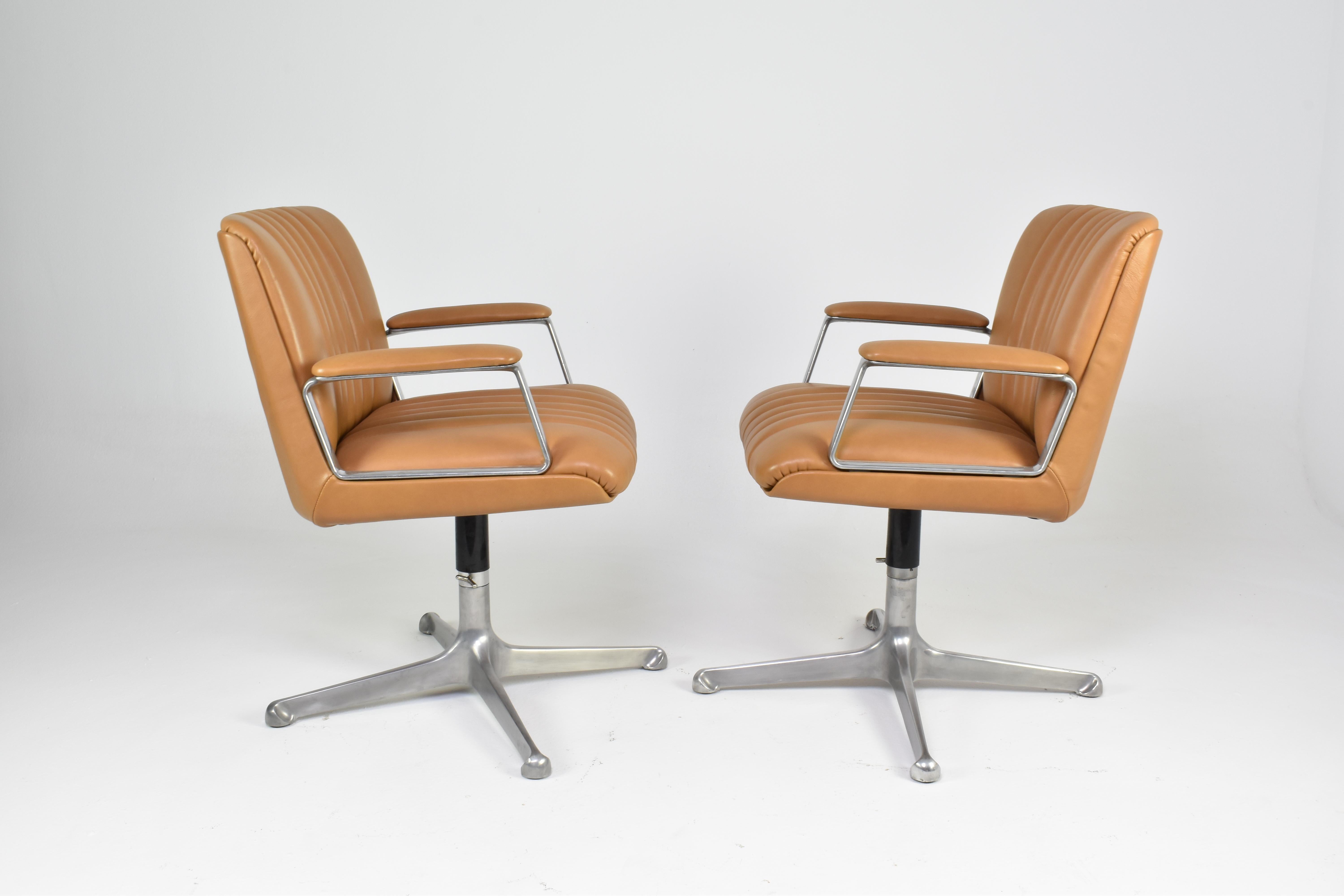 Mid-Century Modern Paire de chaises de bureau italiennes en cuir par Osvaldo Borsani, années 1960 en vente