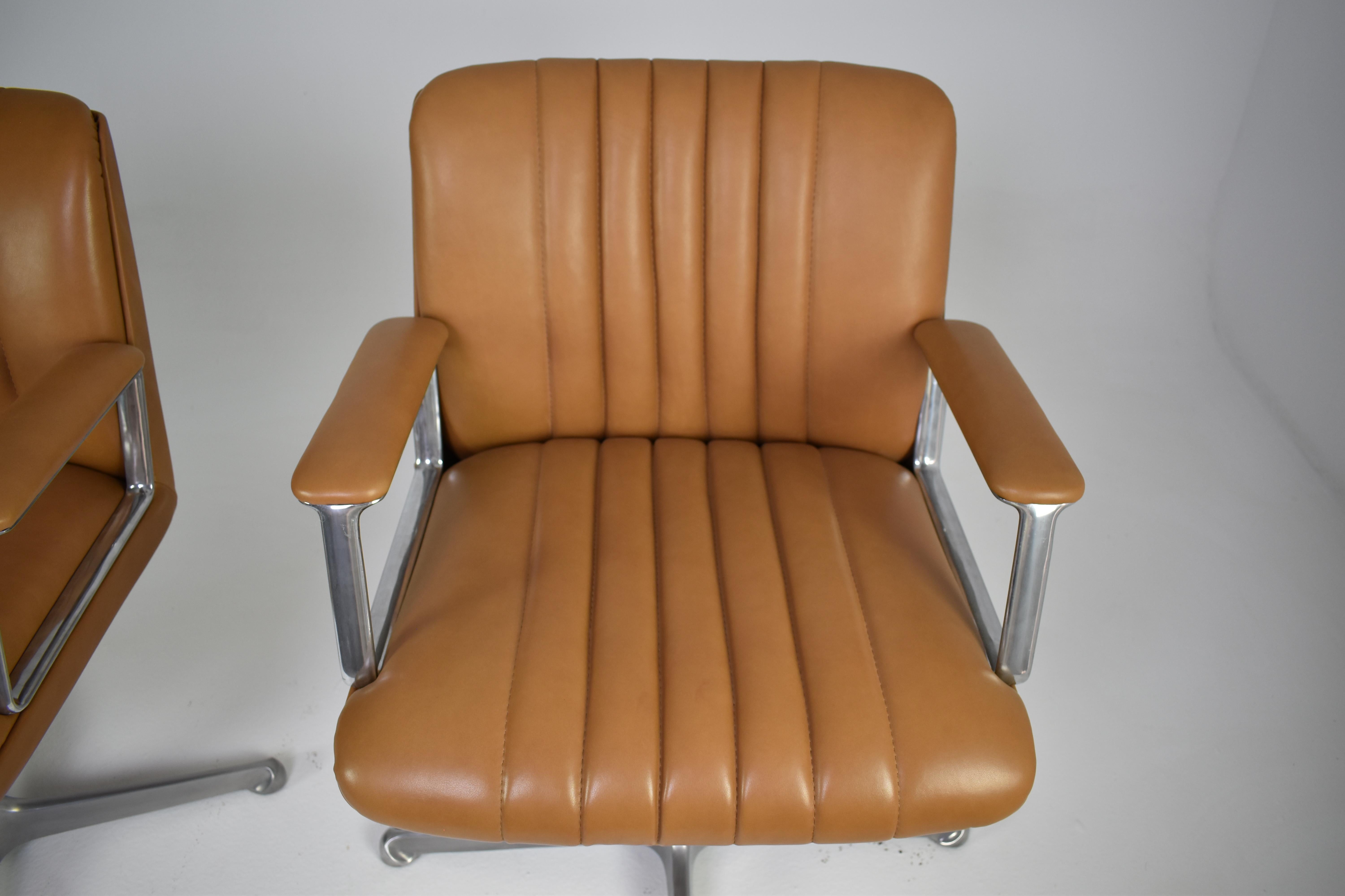 Paire de chaises de bureau italiennes en cuir par Osvaldo Borsani, années 1960 Bon état - En vente à Paris, FR
