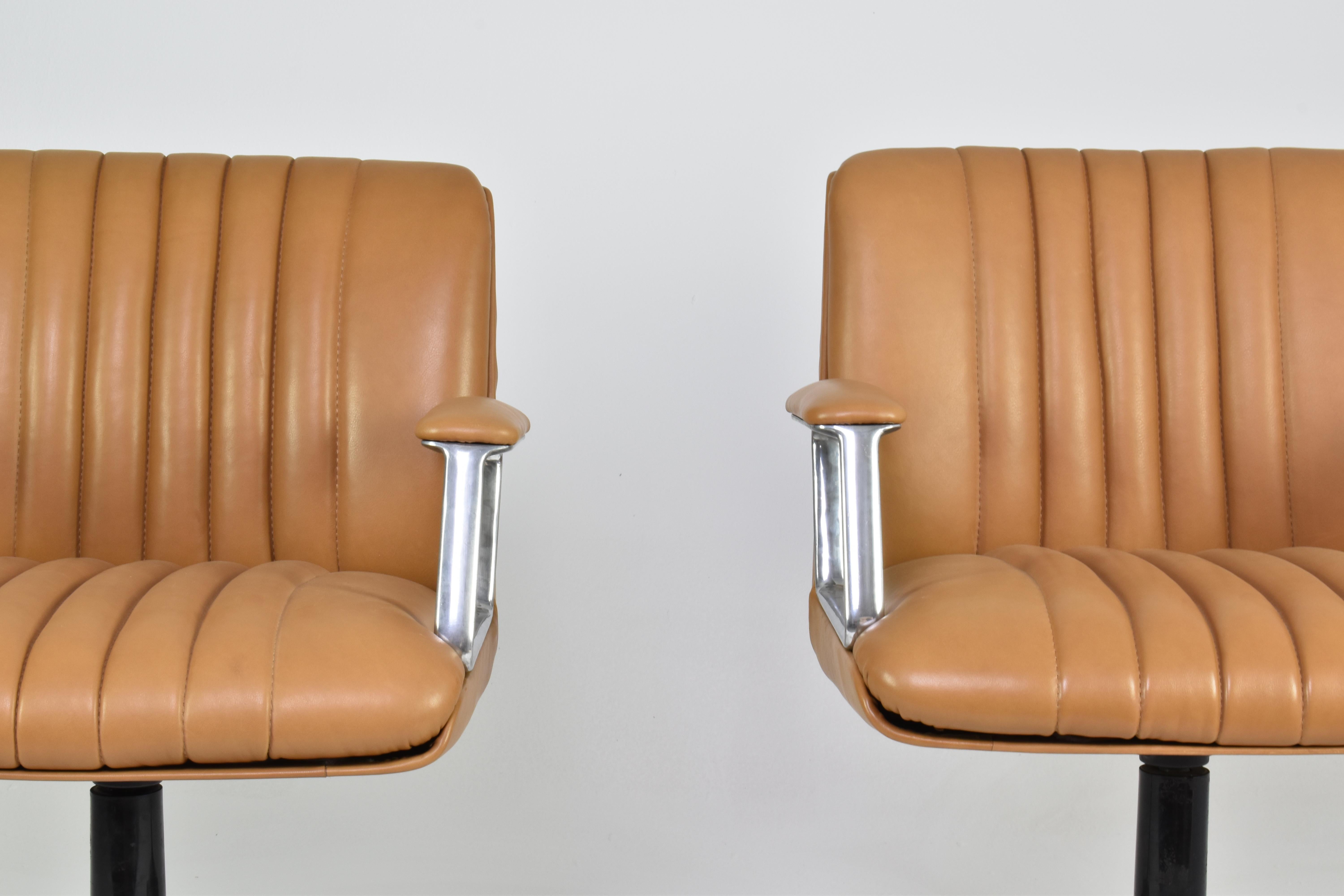 Milieu du XXe siècle Paire de chaises de bureau italiennes en cuir par Osvaldo Borsani, années 1960 en vente