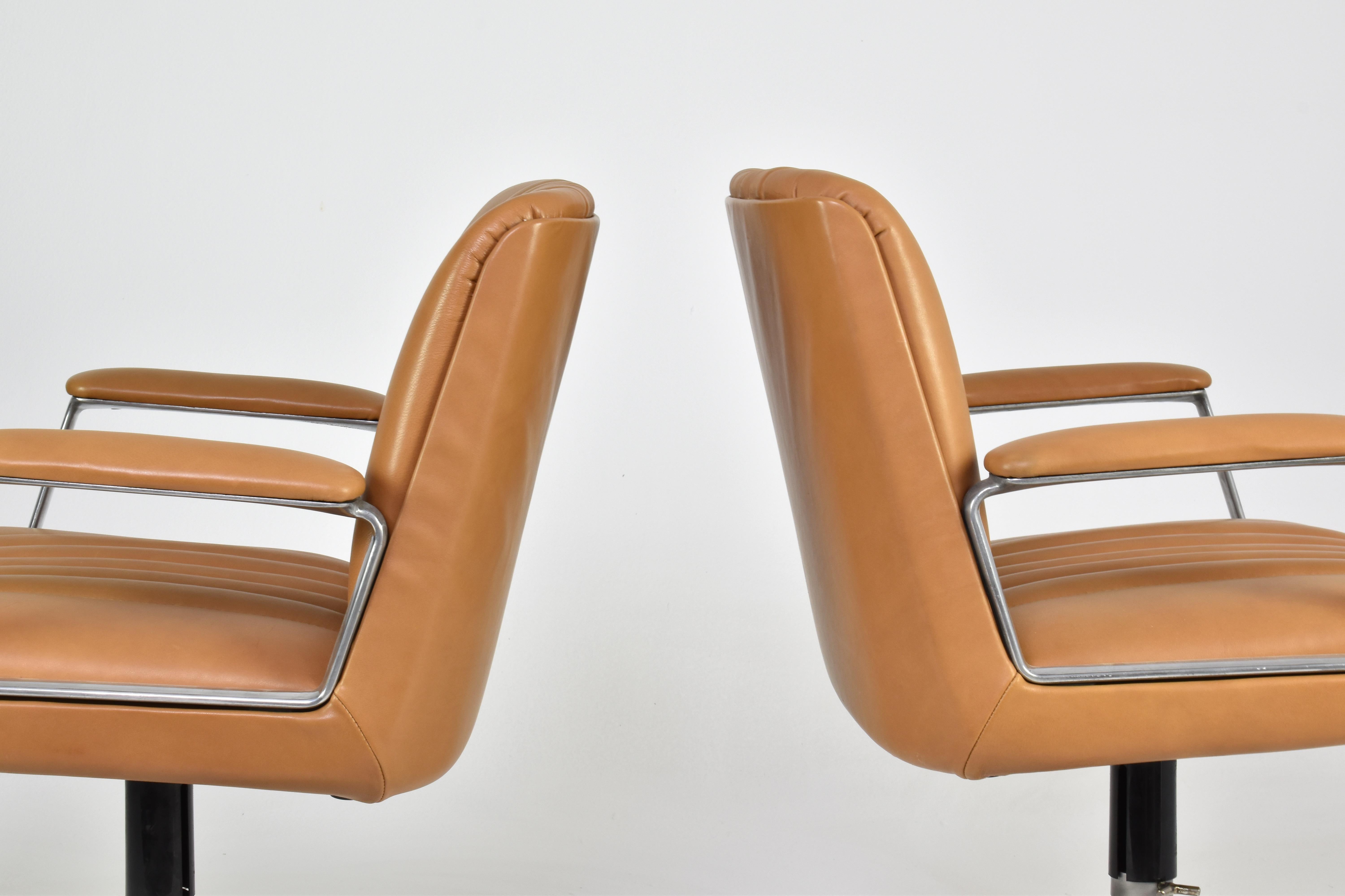 Cuir Paire de chaises de bureau italiennes en cuir par Osvaldo Borsani, années 1960 en vente