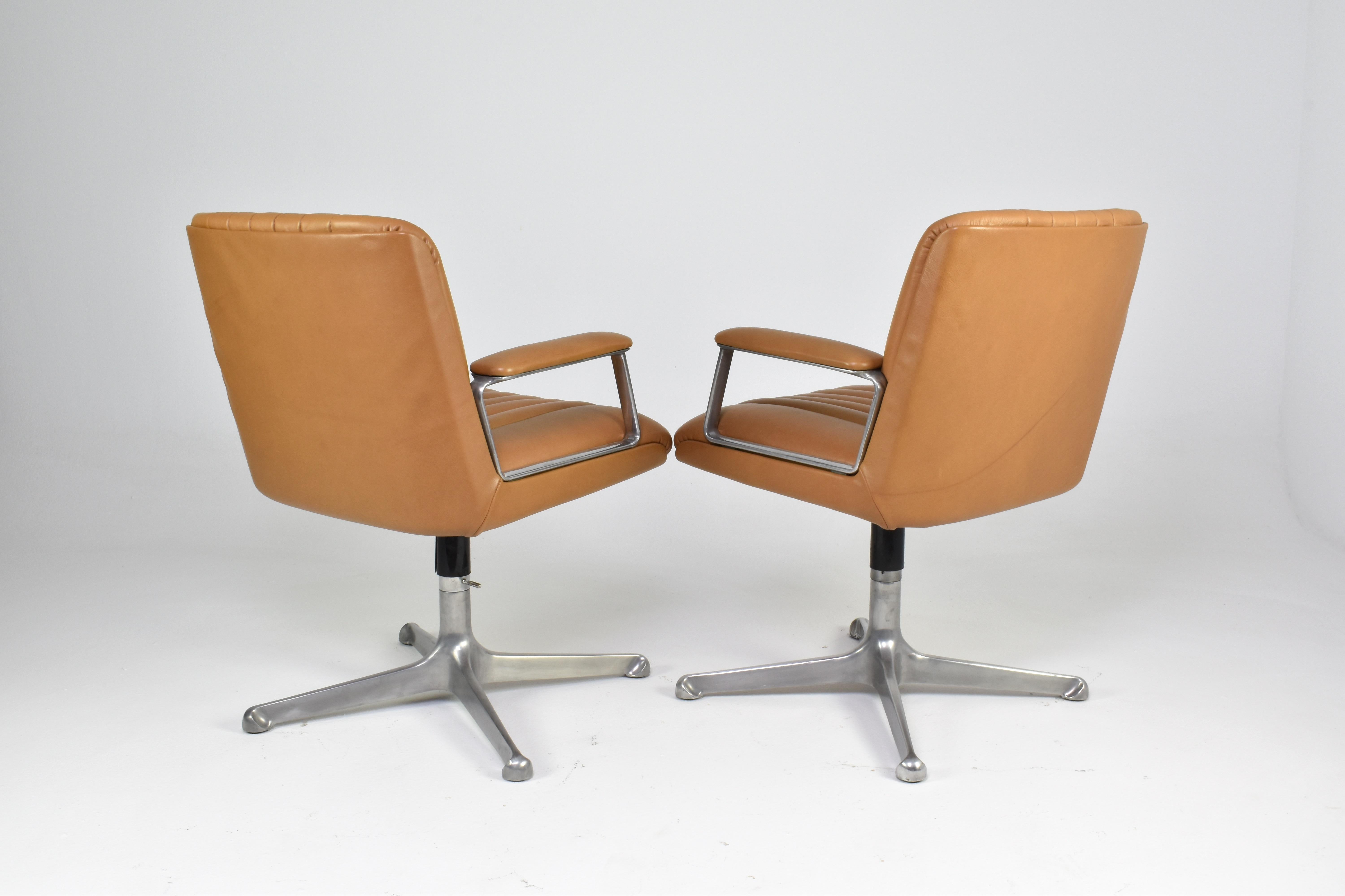Paire de chaises de bureau italiennes en cuir par Osvaldo Borsani, années 1960 en vente 1