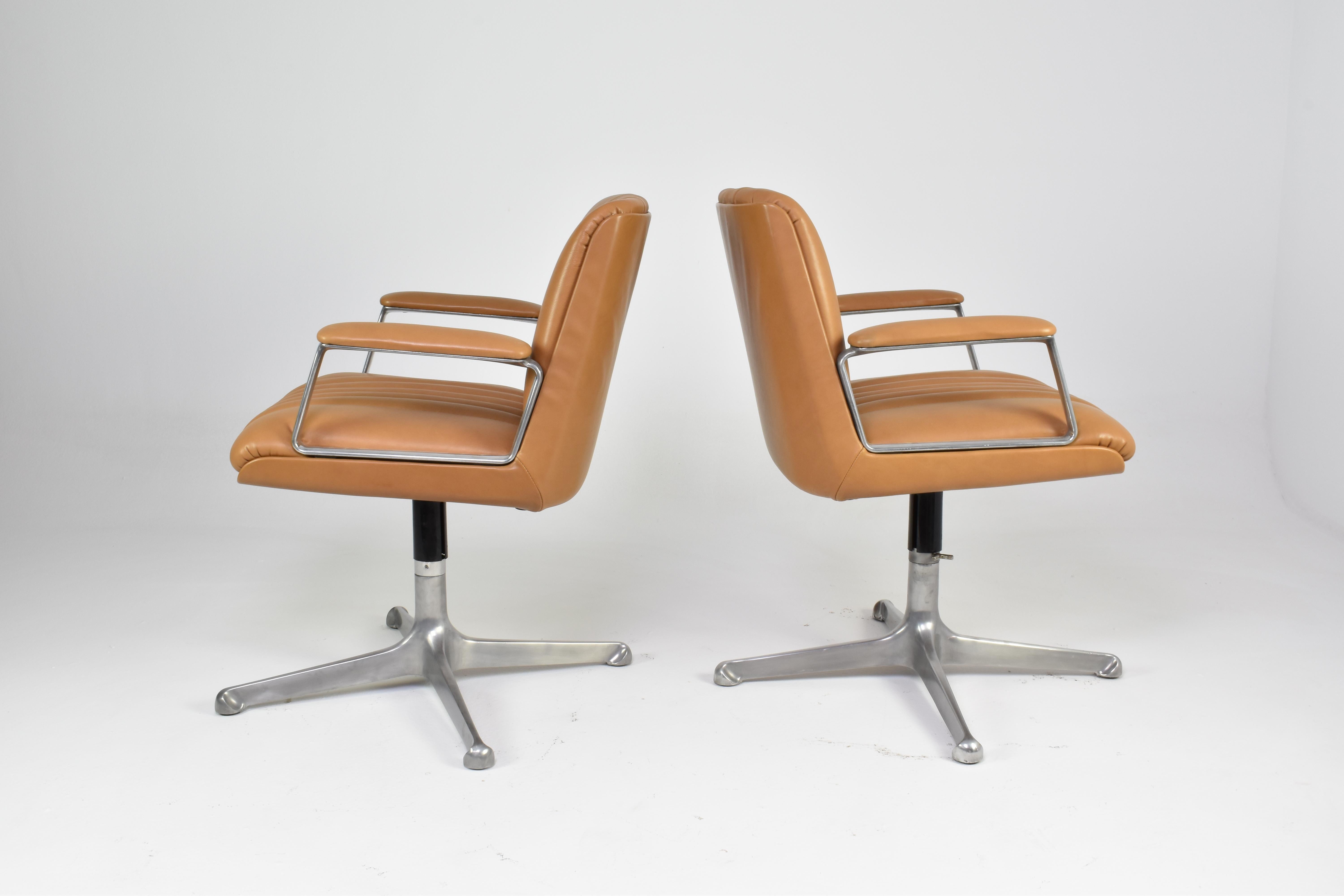 Paire de chaises de bureau italiennes en cuir par Osvaldo Borsani, années 1960 en vente 2