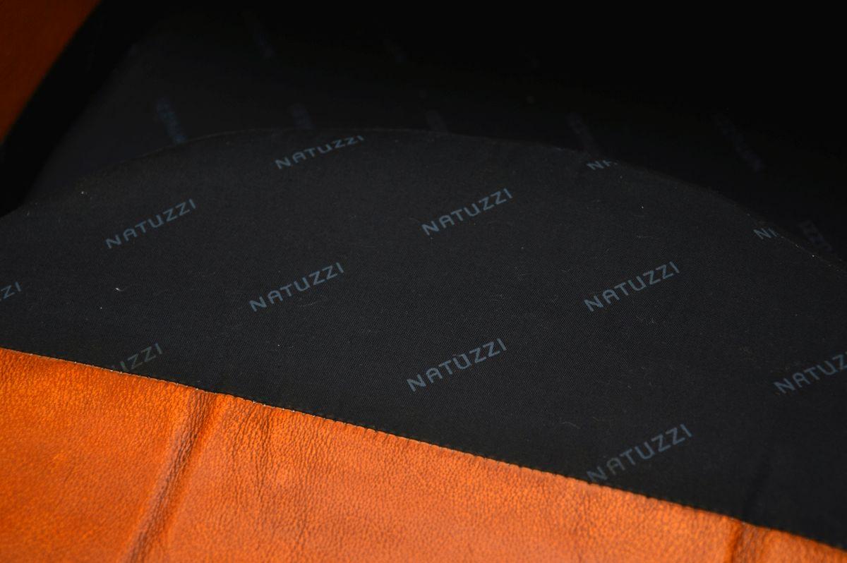 Ein Paar drehbare italienische Ledersessel von Natuzzi im Angebot 3