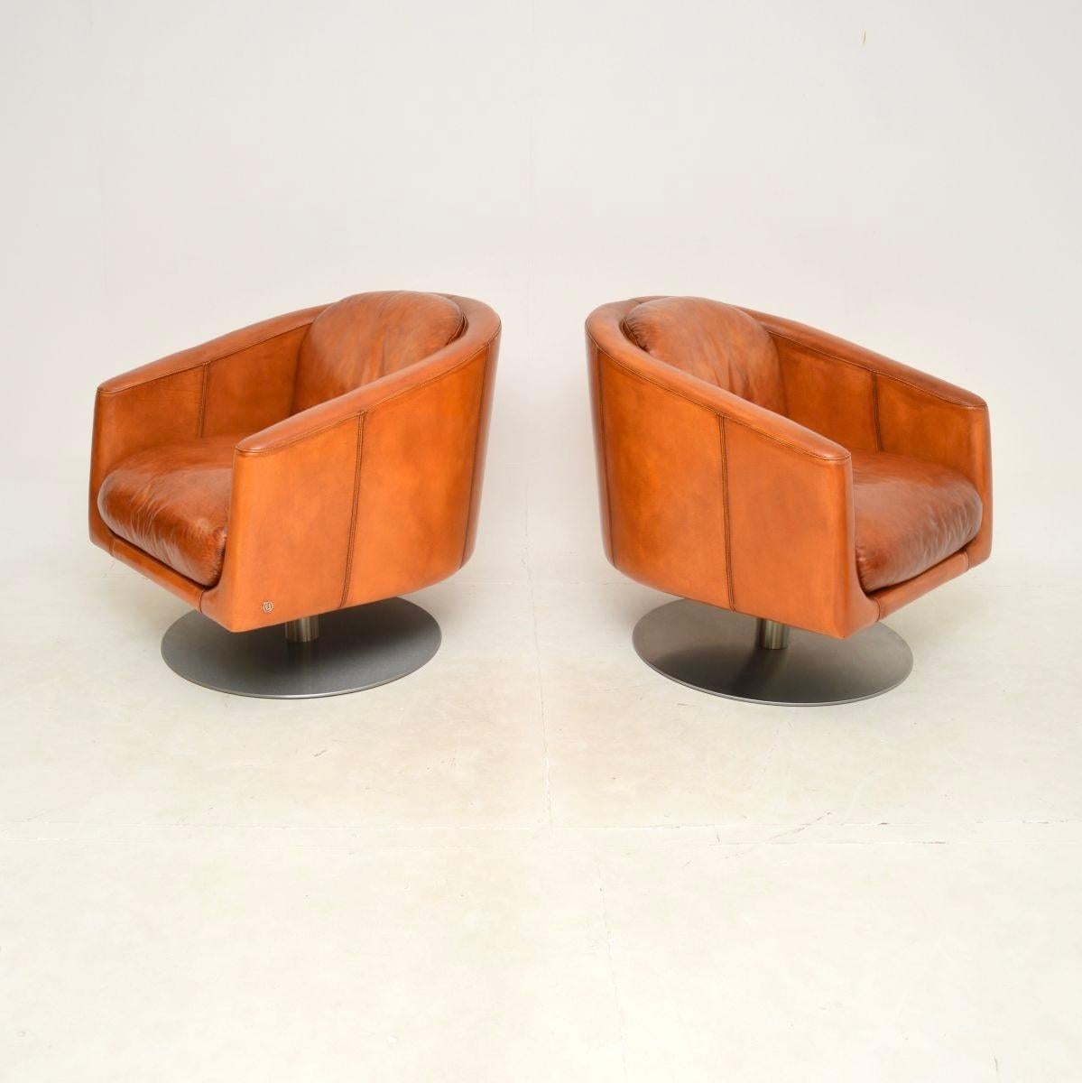 Mid-Century Modern Paire de fauteuils pivotants italiens en cuir par Natuzzi en vente
