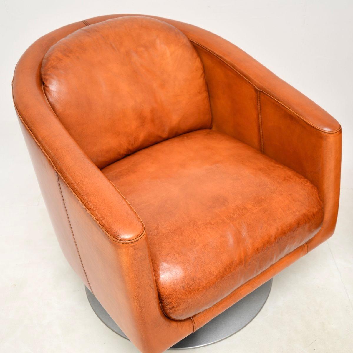 Pair of Italian Leather Swivel Armchairs by Natuzzi In Good Condition For Sale In London, GB