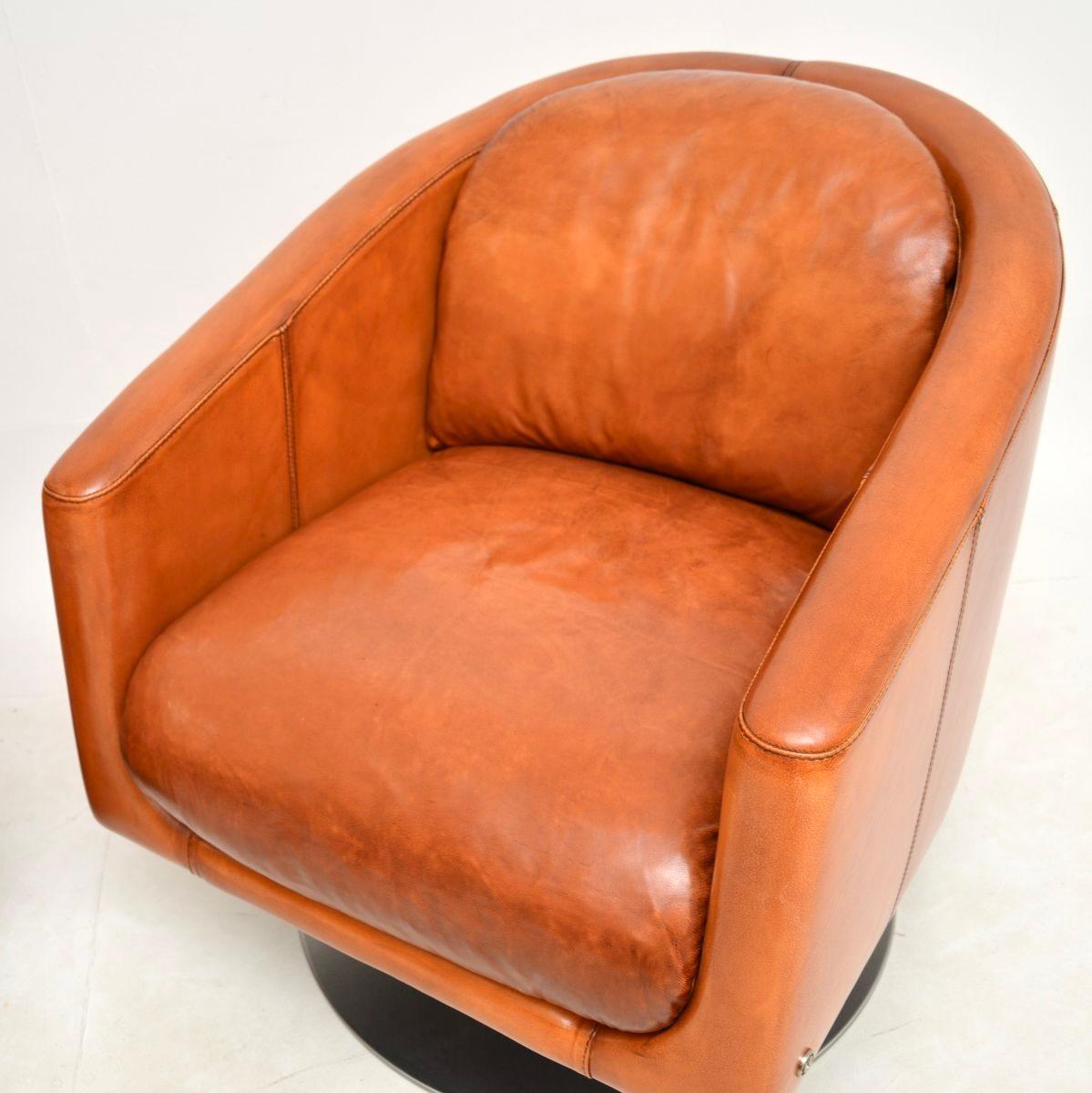 Contemporary Pair of Italian Leather Swivel Armchairs by Natuzzi For Sale