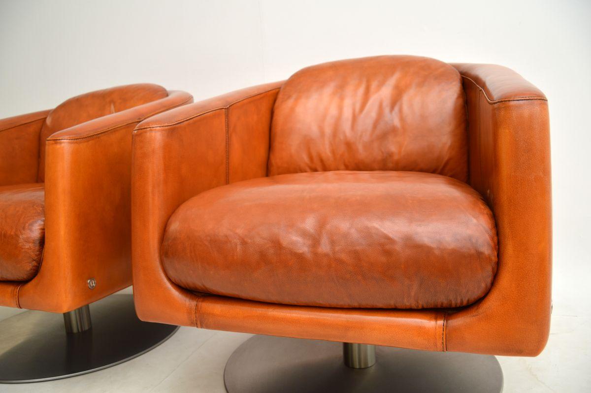 Paire de fauteuils pivotants italiens en cuir par Natuzzi en vente 1