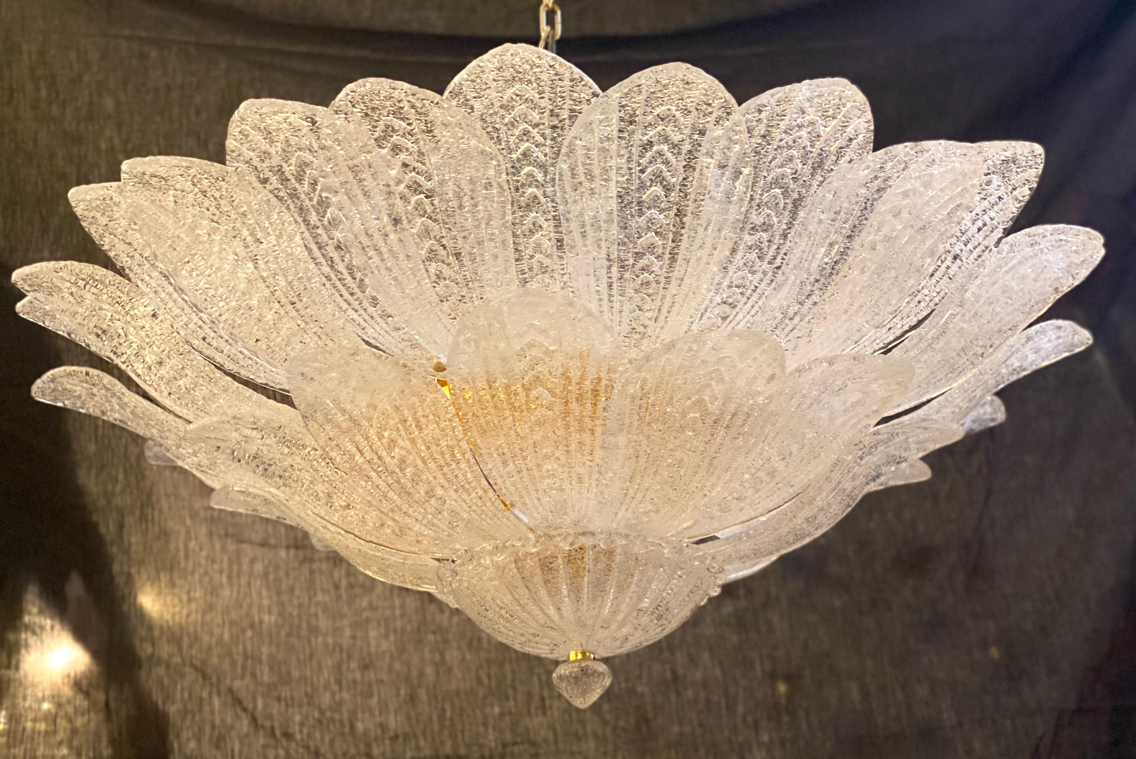 Dieser Pairof  Die auffällige Deckenleuchte ist aus reinem Murano-Glas gefertigt. Jeder Kronleuchter besteht aus einer unglaublichen Anzahl von Blättern mit Goldeinlage.
Der vergoldete Rahmen mit 12 E 27 Glühbirnen verbreitet ein magisches