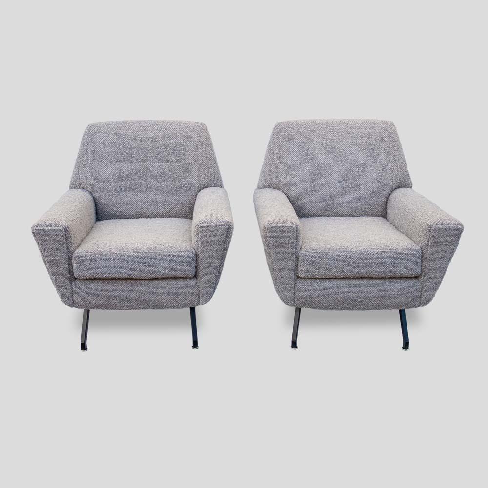 Paire de fauteuils design italien des années 1950 . Design/One attribué à Lenzi

Cette paire de fauteuils sculpturaux et confortables a été récemment retapissée dans un luxueux tissu bouclé marron clair, qui respire l'élégance et la sophistication.