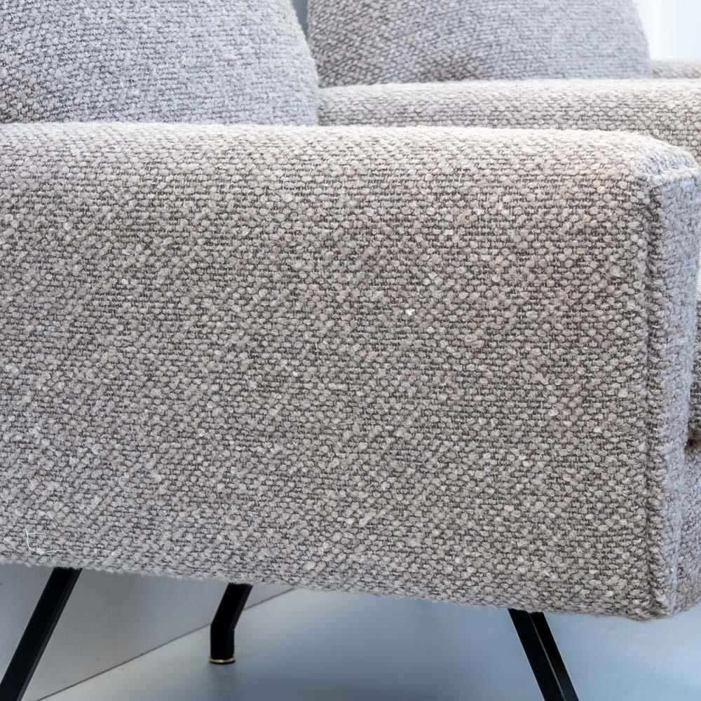 Paire de fauteuils italiens en tissu bouclette marron clair attribués à Lenzi Italie Bon état - En vente à London, GB