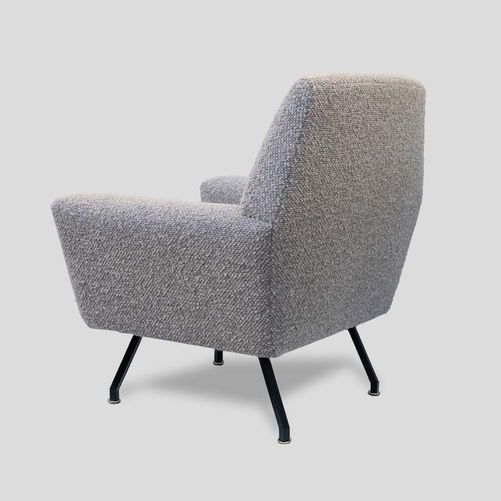 Paire de fauteuils italiens en tissu bouclette marron clair attribués à Lenzi Italie en vente 3
