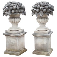 Paire d'urnes italiennes en calcaire avec bouquets de fruits et de fleurs sur piédestaux
