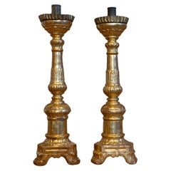 Paire de chandeliers italiens Louis Philippe du milieu du 19ème siècle en bois sculpté et doré
