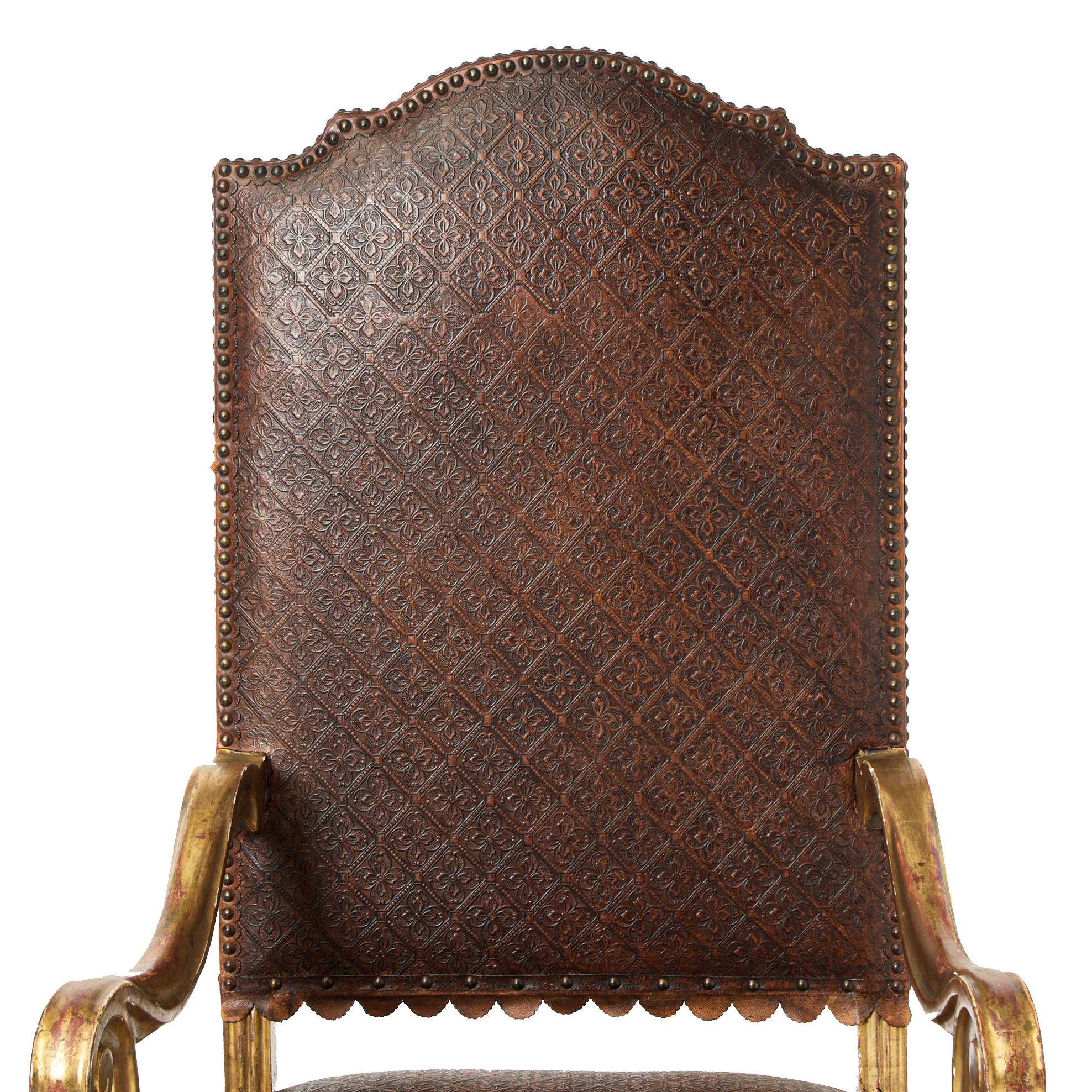 Paire de fauteuils italiens Louis XIV en cuir et bois doré, milieu du 18e C. en vente 4