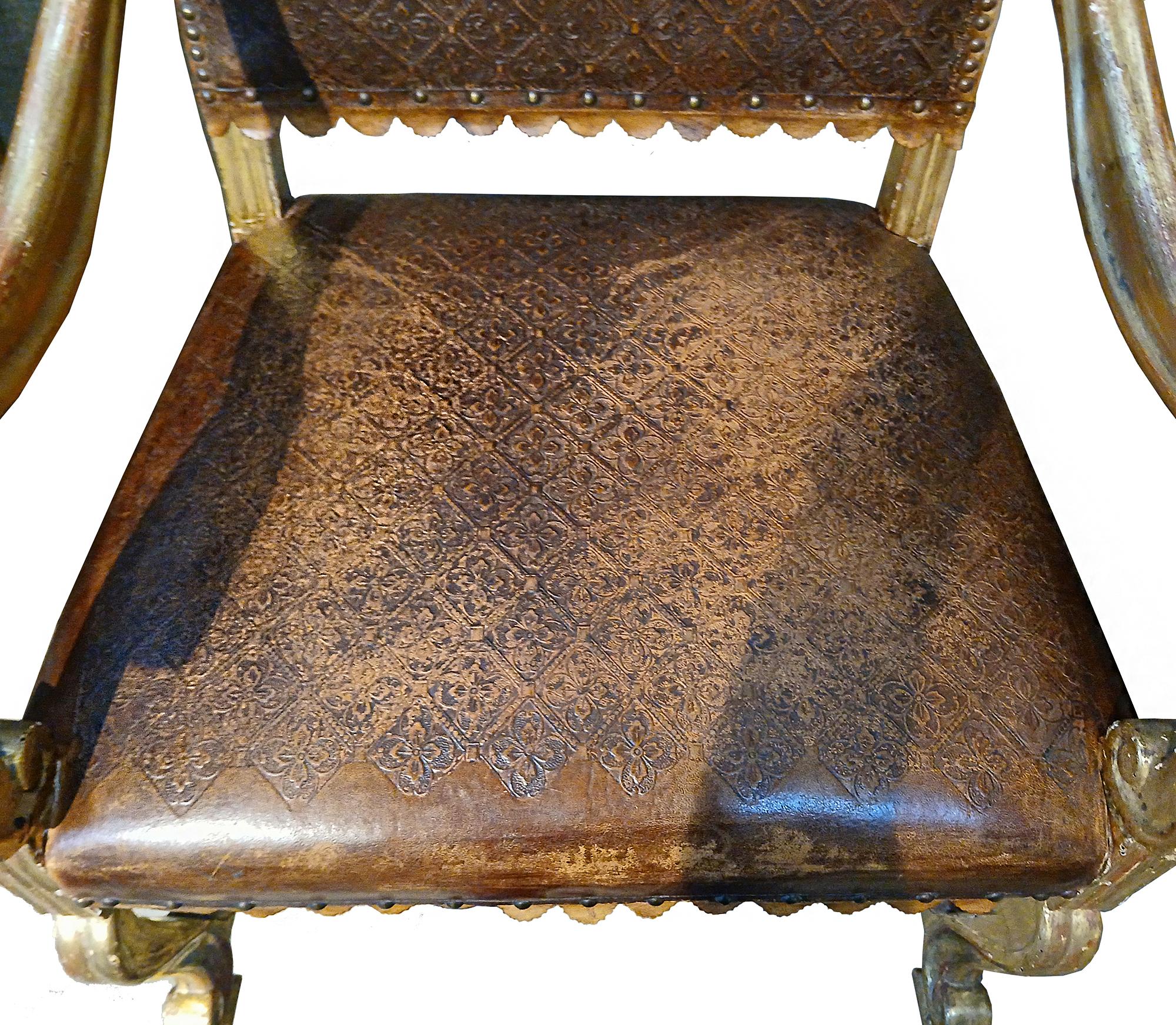 Paire de fauteuils italiens Louis XIV en cuir et bois doré, milieu du 18e C. en vente 5
