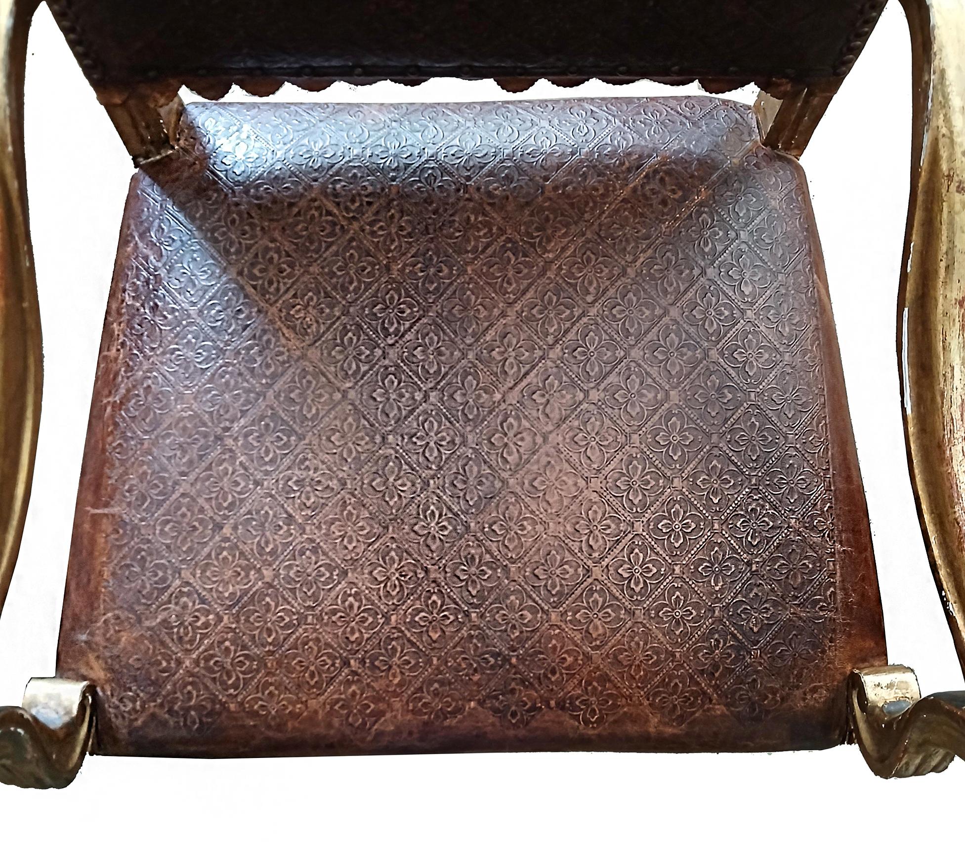 Paire de fauteuils italiens Louis XIV en cuir et bois doré, milieu du 18e C. en vente 6