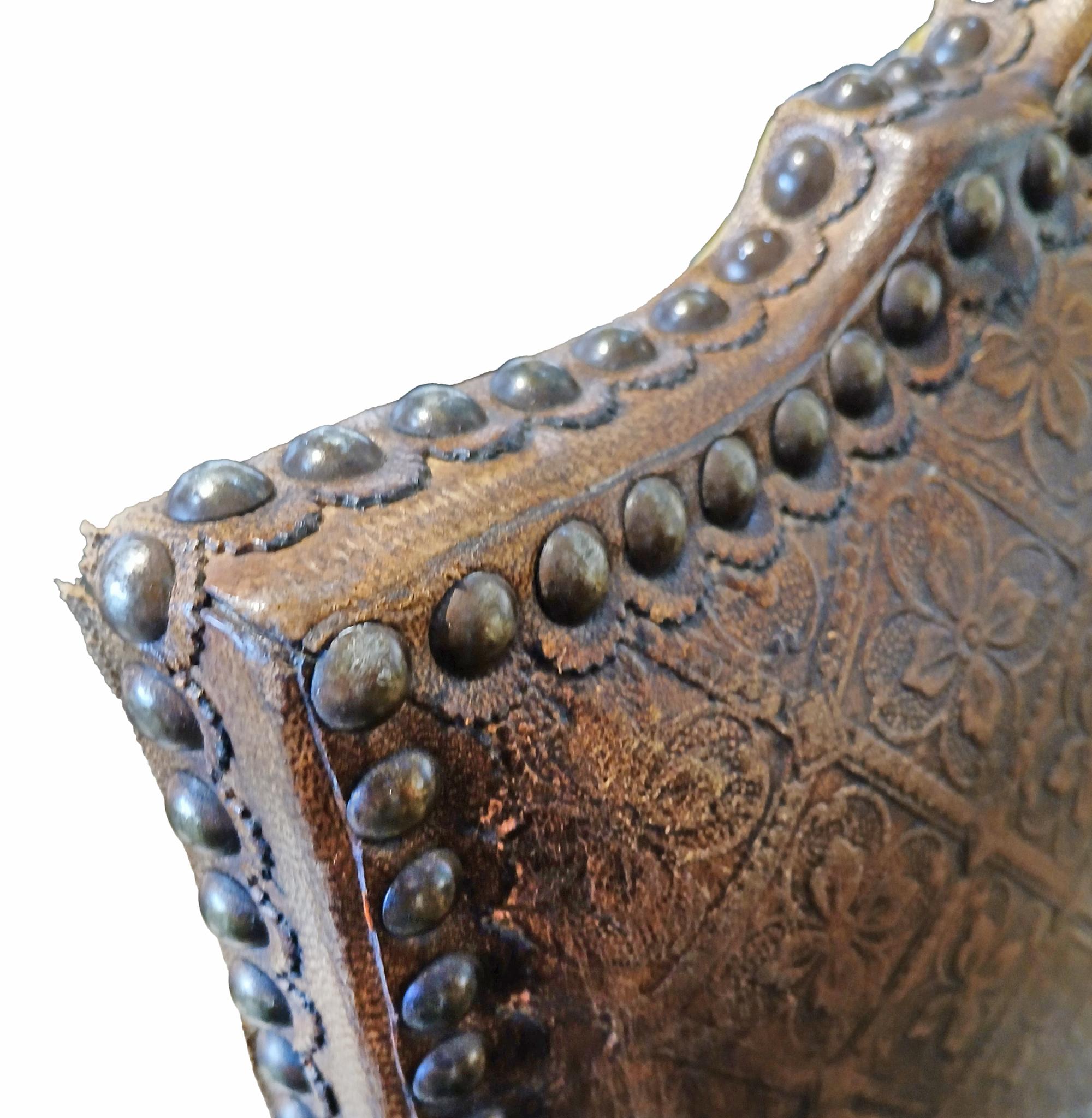 Paire de fauteuils italiens Louis XIV en cuir et bois doré, milieu du 18e C. en vente 8