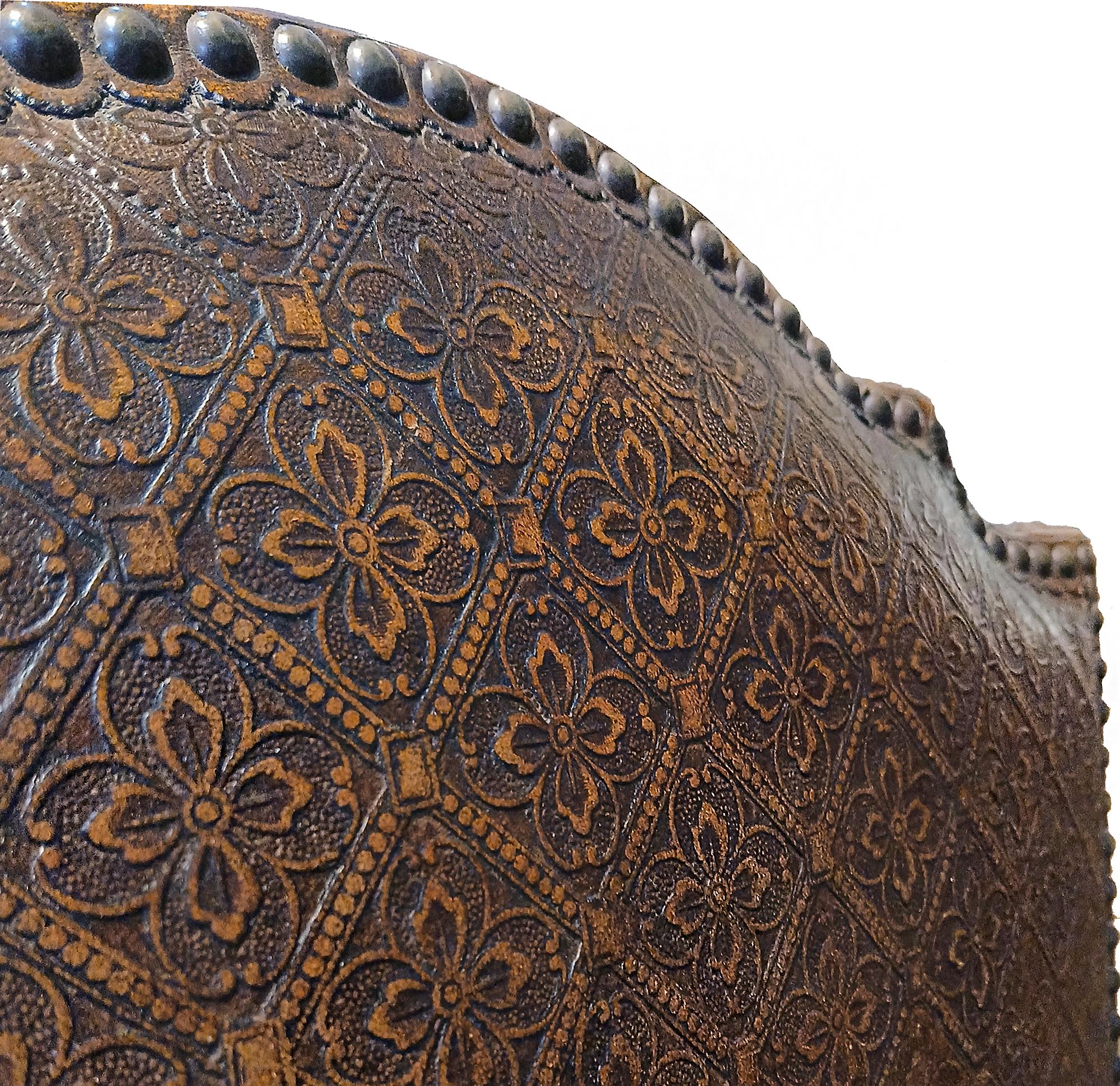 Paire de fauteuils italiens Louis XIV en cuir et bois doré, milieu du 18e C. en vente 9