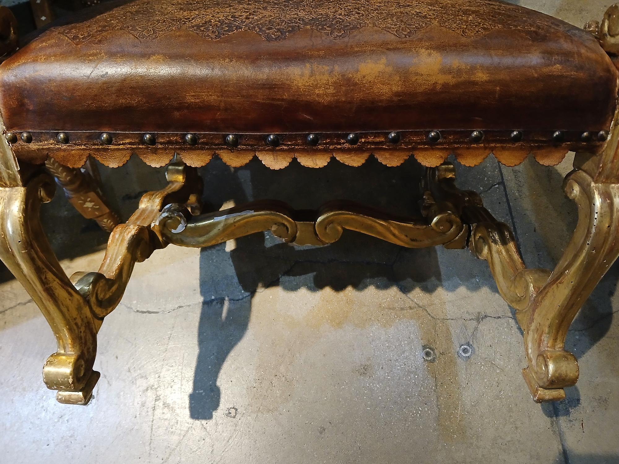 Paire de fauteuils italiens Louis XIV en cuir et bois doré, milieu du 18e C. en vente 7