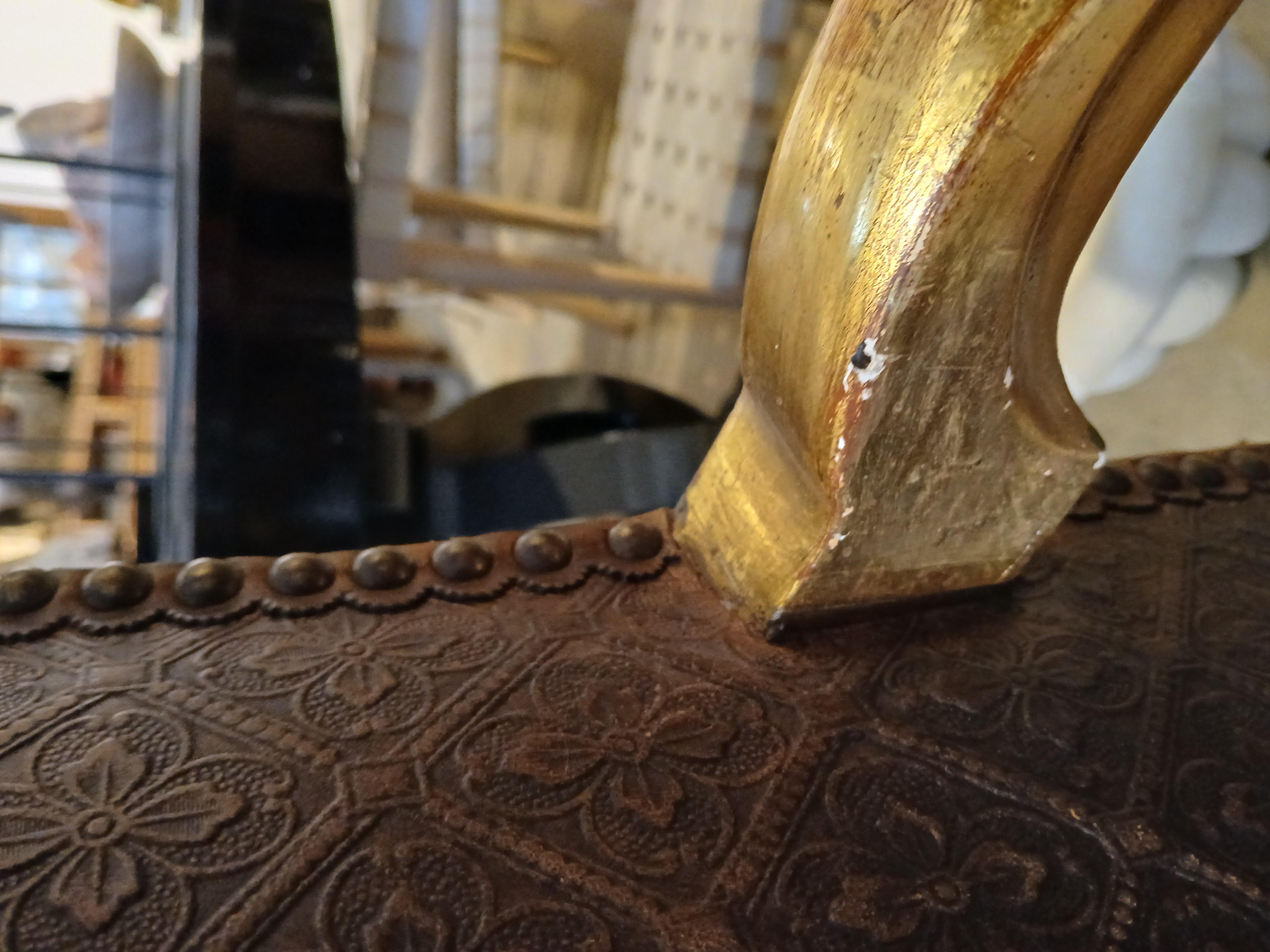 Paire de fauteuils italiens Louis XIV en cuir et bois doré, milieu du 18e C. en vente 11