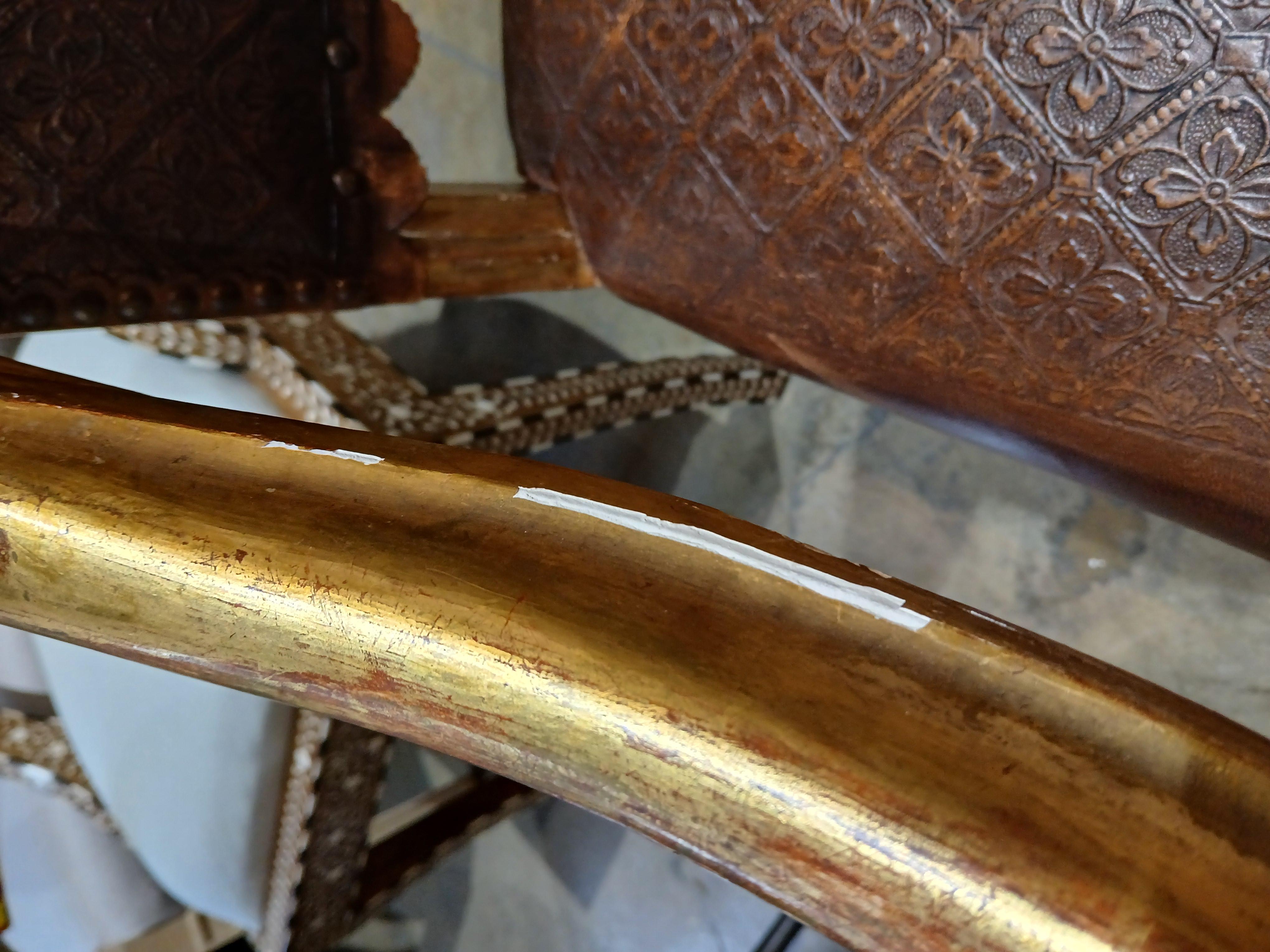 Paire de fauteuils italiens Louis XIV en cuir et bois doré, milieu du 18e C. en vente 12