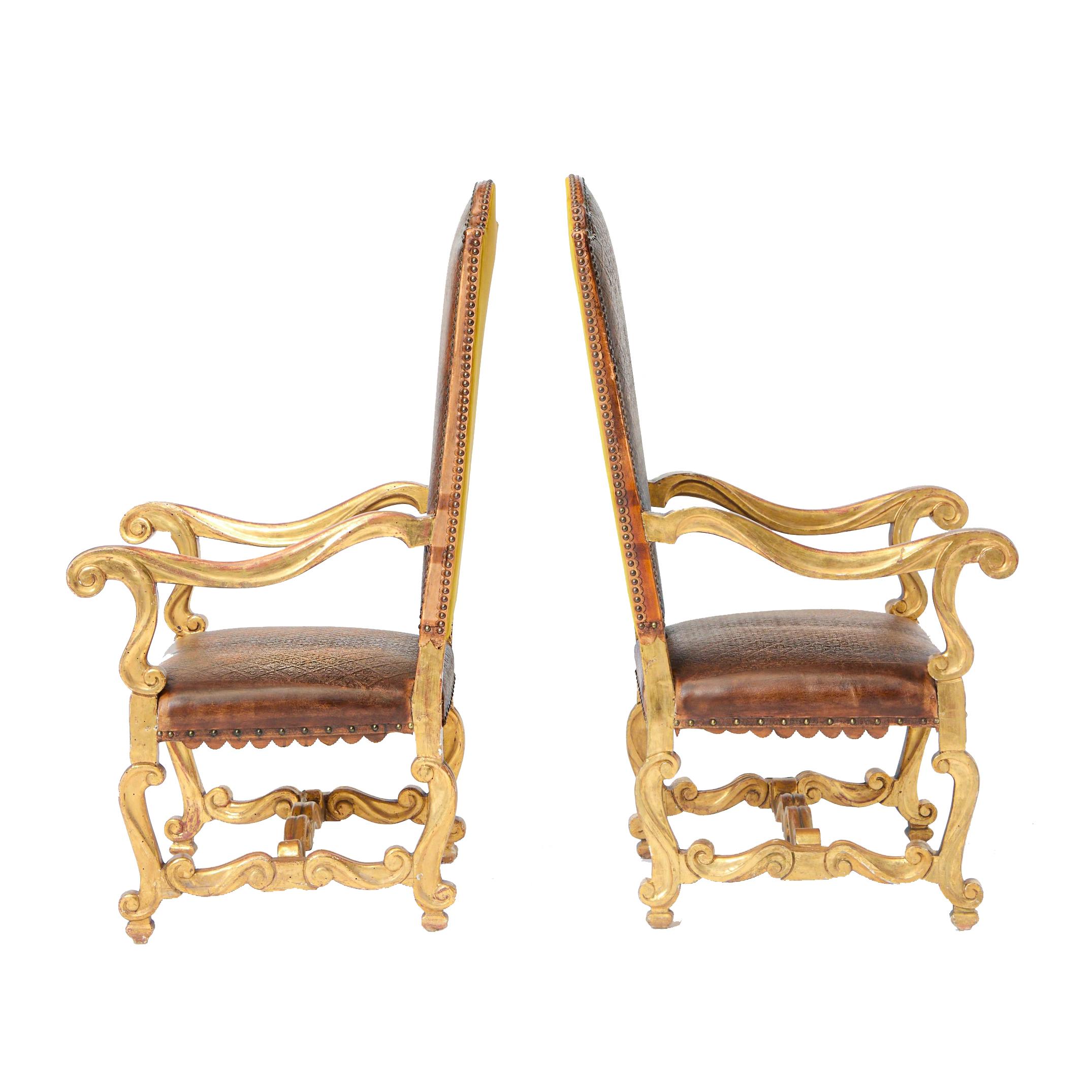 Paire de fauteuils italiens en cuir estampé et en vermeil de style baroque / Louis XIV. Milieu ou fin du XVIIIe siècle. 

Ce modèle particulier de fauteuil, appelé 