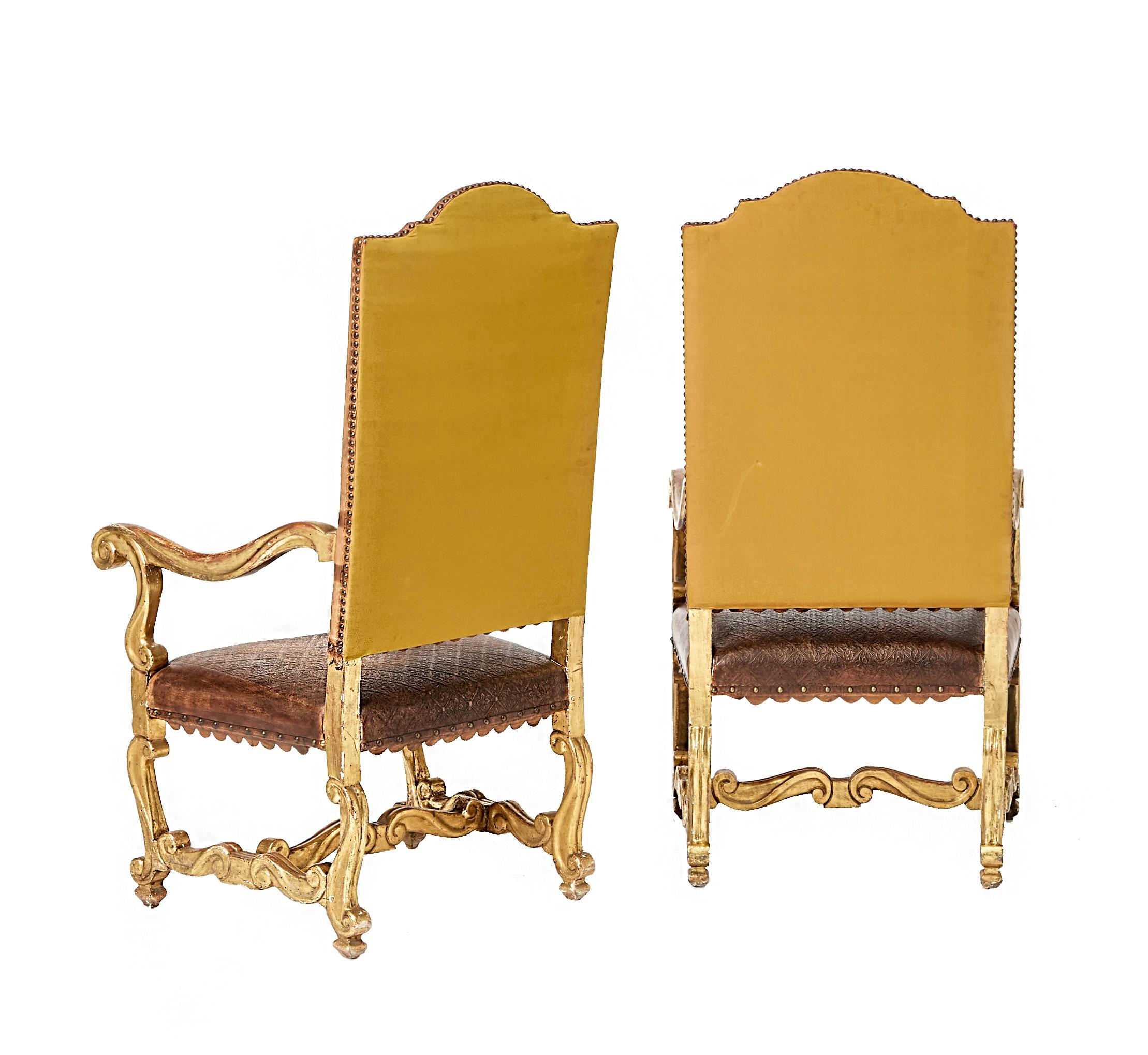 Embossé Paire de fauteuils italiens Louis XIV en cuir et bois doré, milieu du 18e C. en vente