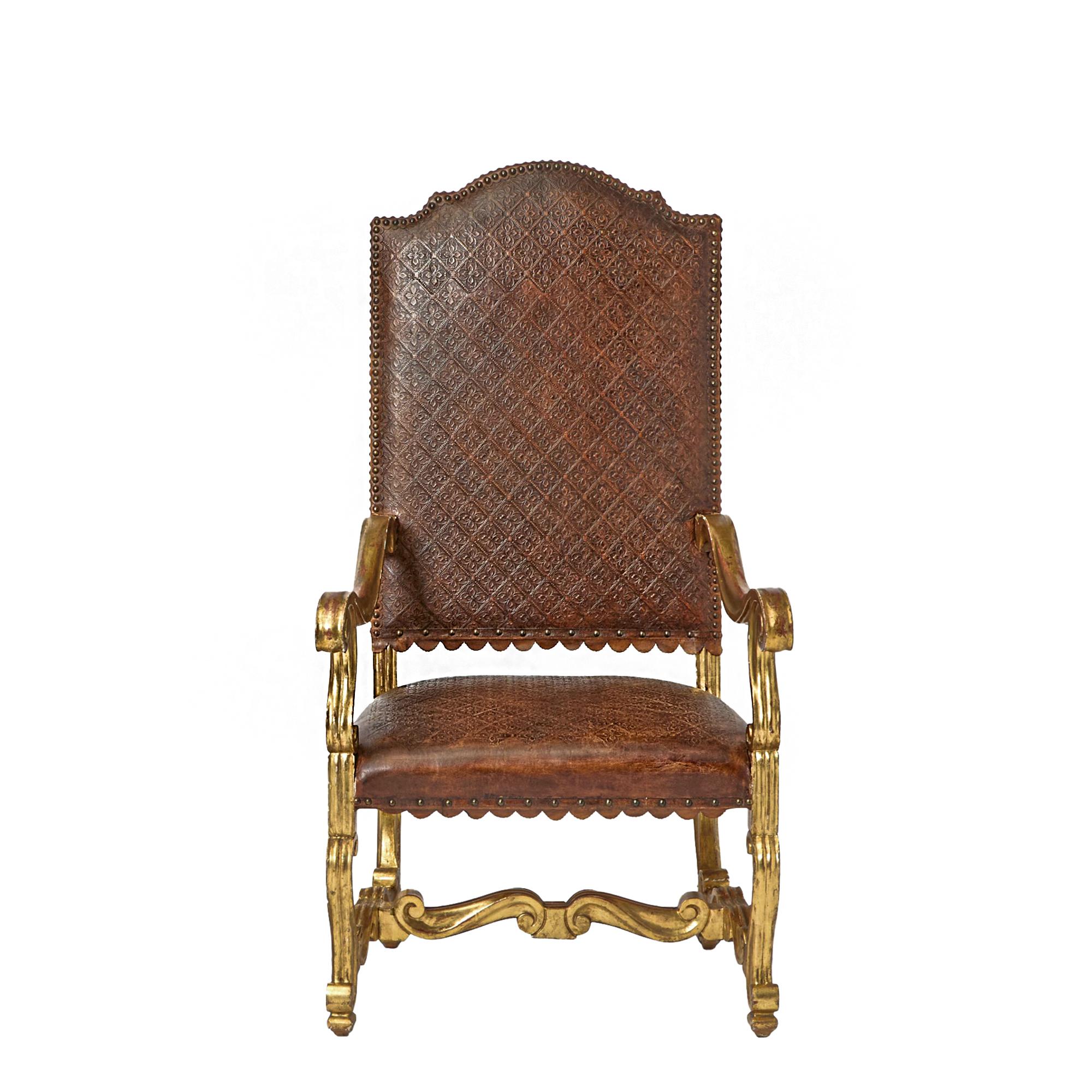 Cuir Paire de fauteuils italiens Louis XIV en cuir et bois doré, milieu du 18e C. en vente