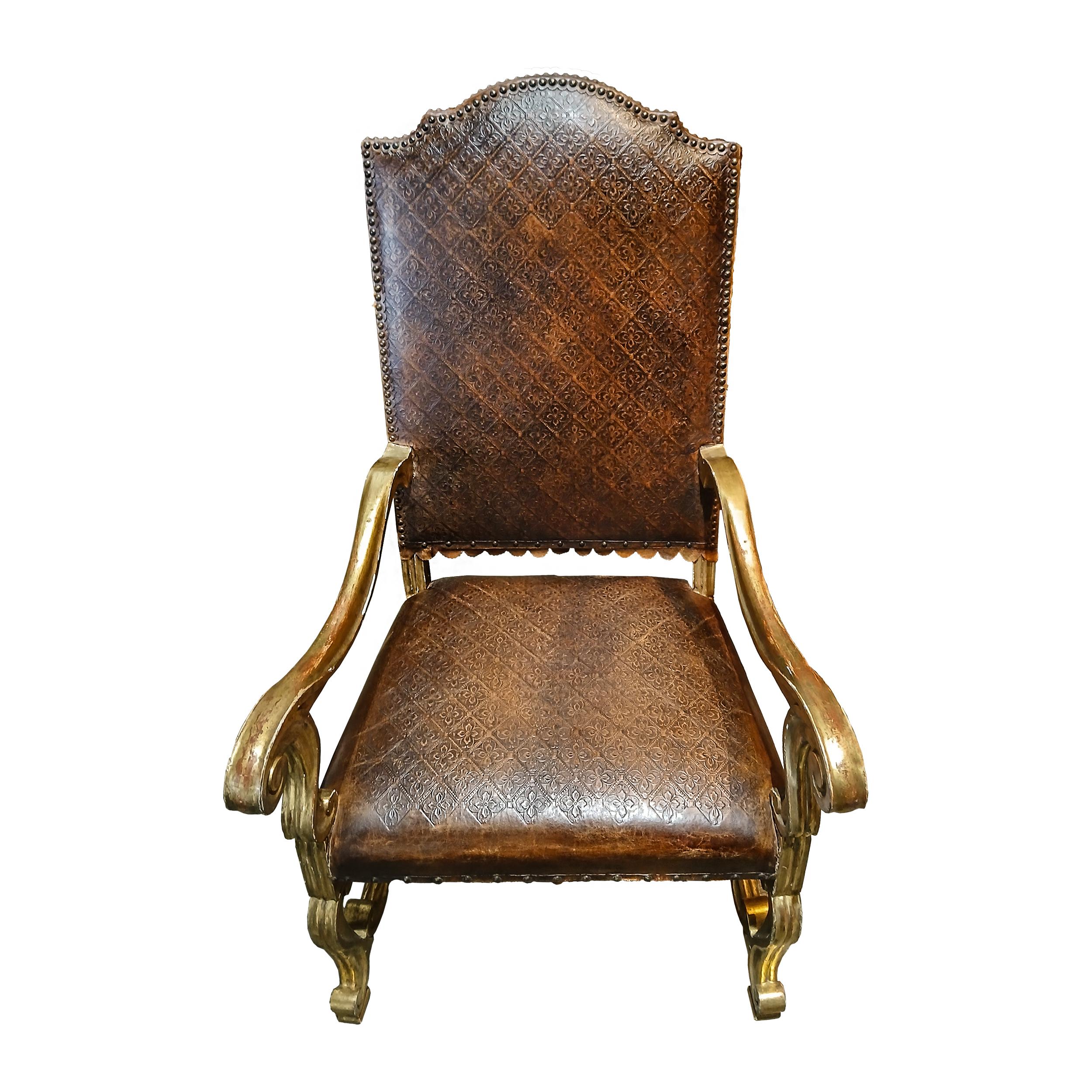 Paire de fauteuils italiens Louis XIV en cuir et bois doré, milieu du 18e C. en vente 1