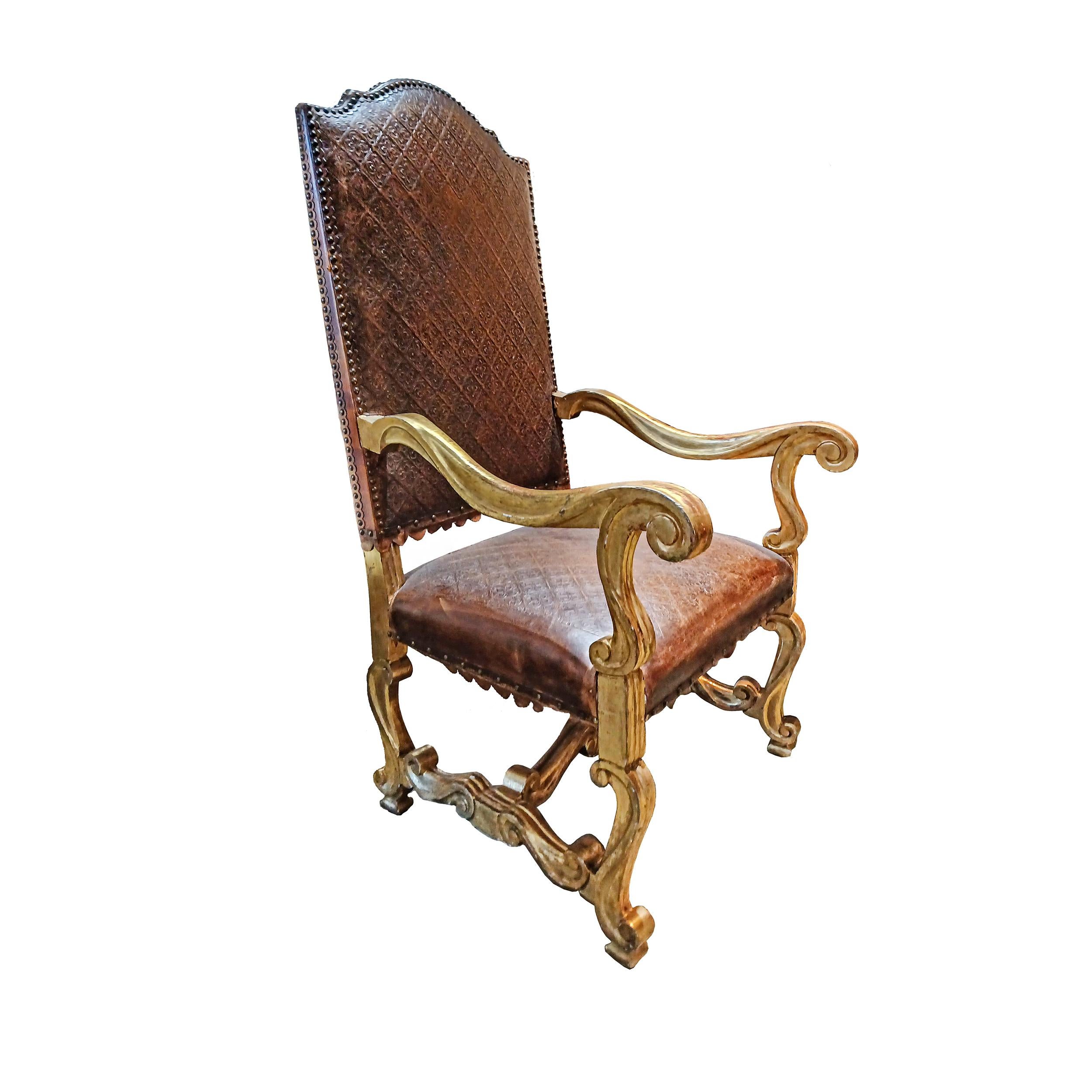 Paire de fauteuils italiens Louis XIV en cuir et bois doré, milieu du 18e C. en vente 2
