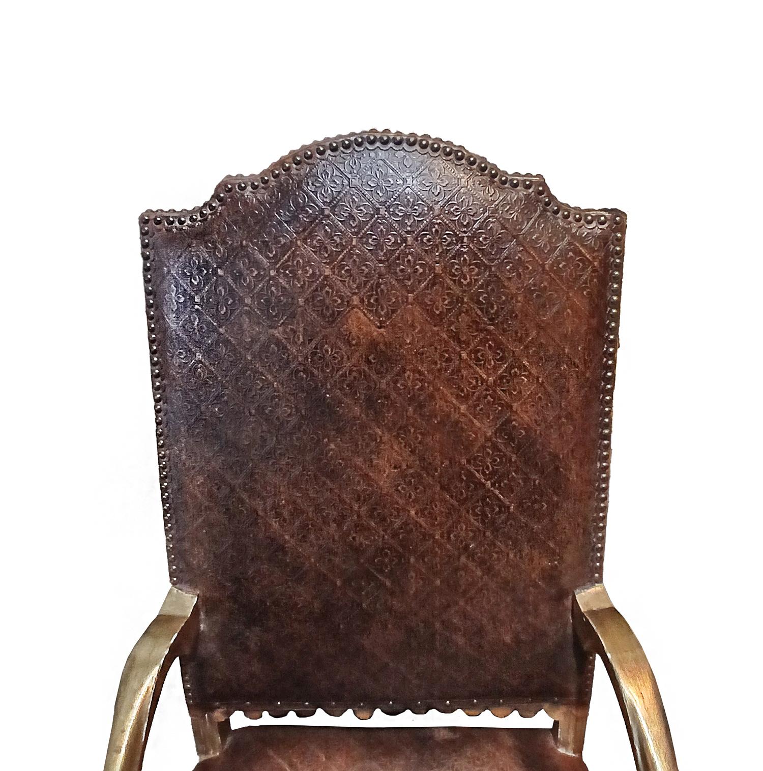 Paire de fauteuils italiens Louis XIV en cuir et bois doré, milieu du 18e C. en vente 3