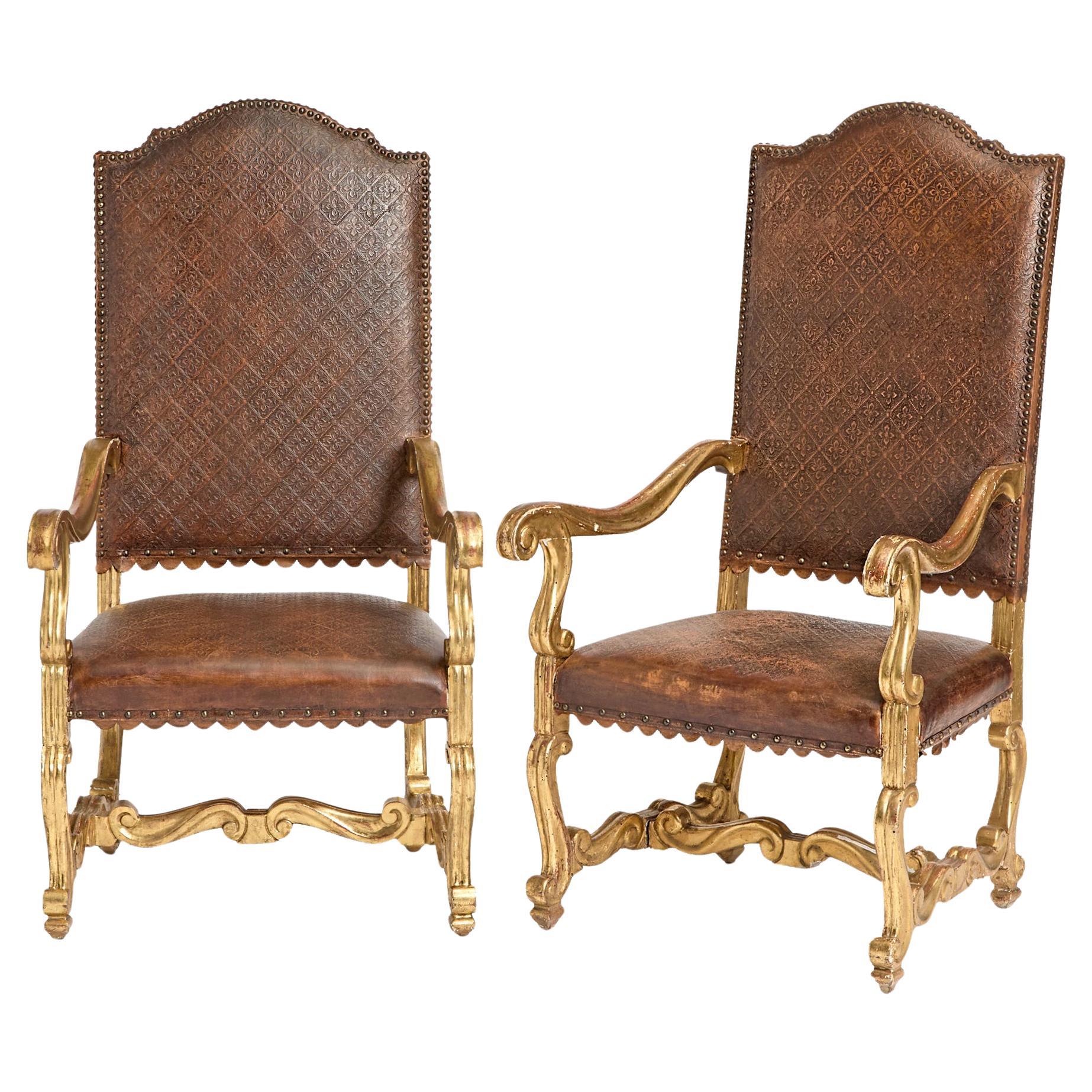 Paire de fauteuils italiens Louis XIV en cuir et bois doré, milieu du 18e C. en vente