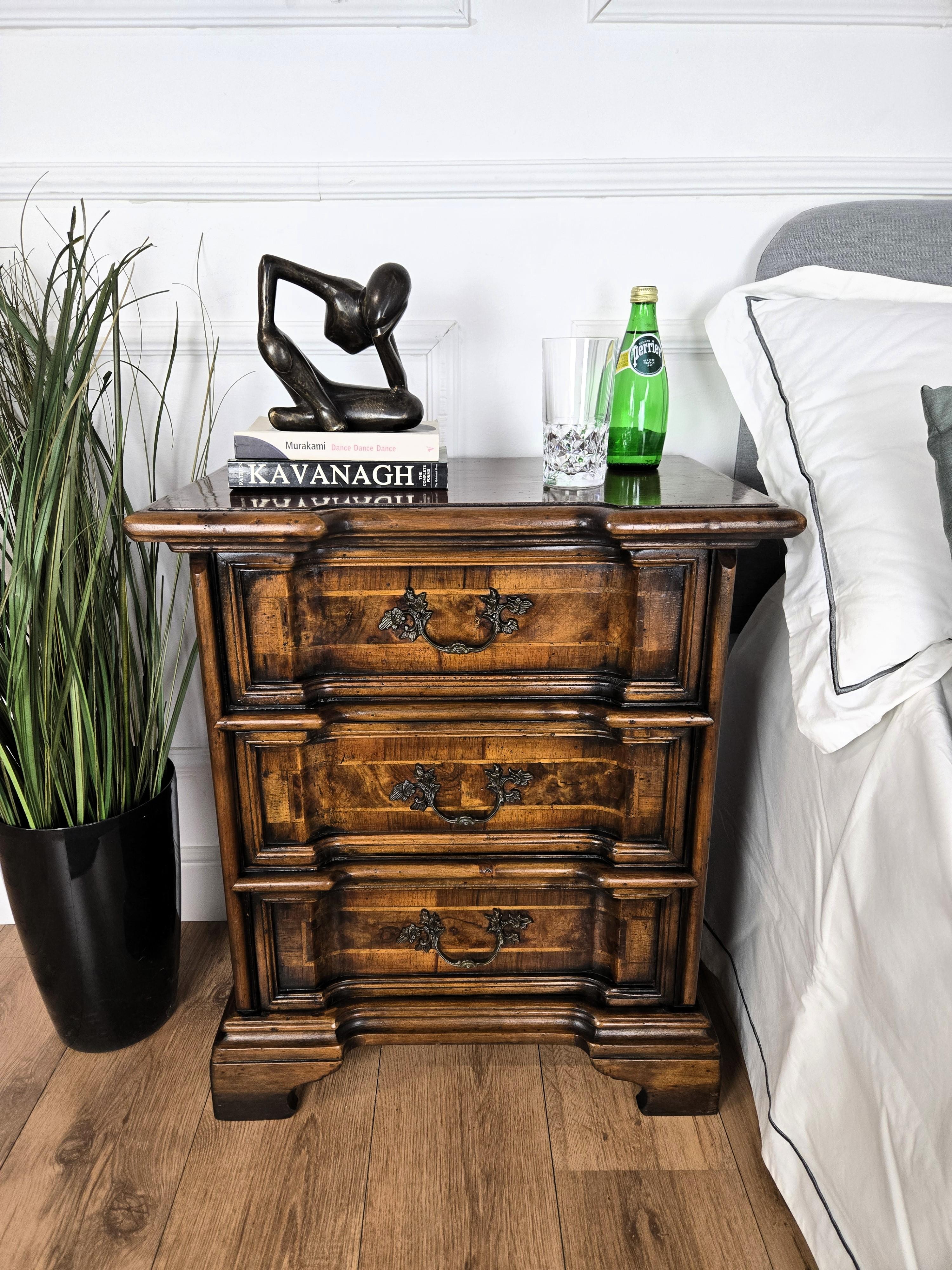 Very elegant and refined Italian pair of bedside tables with three drawers and brass handles. Made of walnut veneer with briar and maple decorations that create a particular visual effect thanks to the grain of the wood. They are distinguished by a