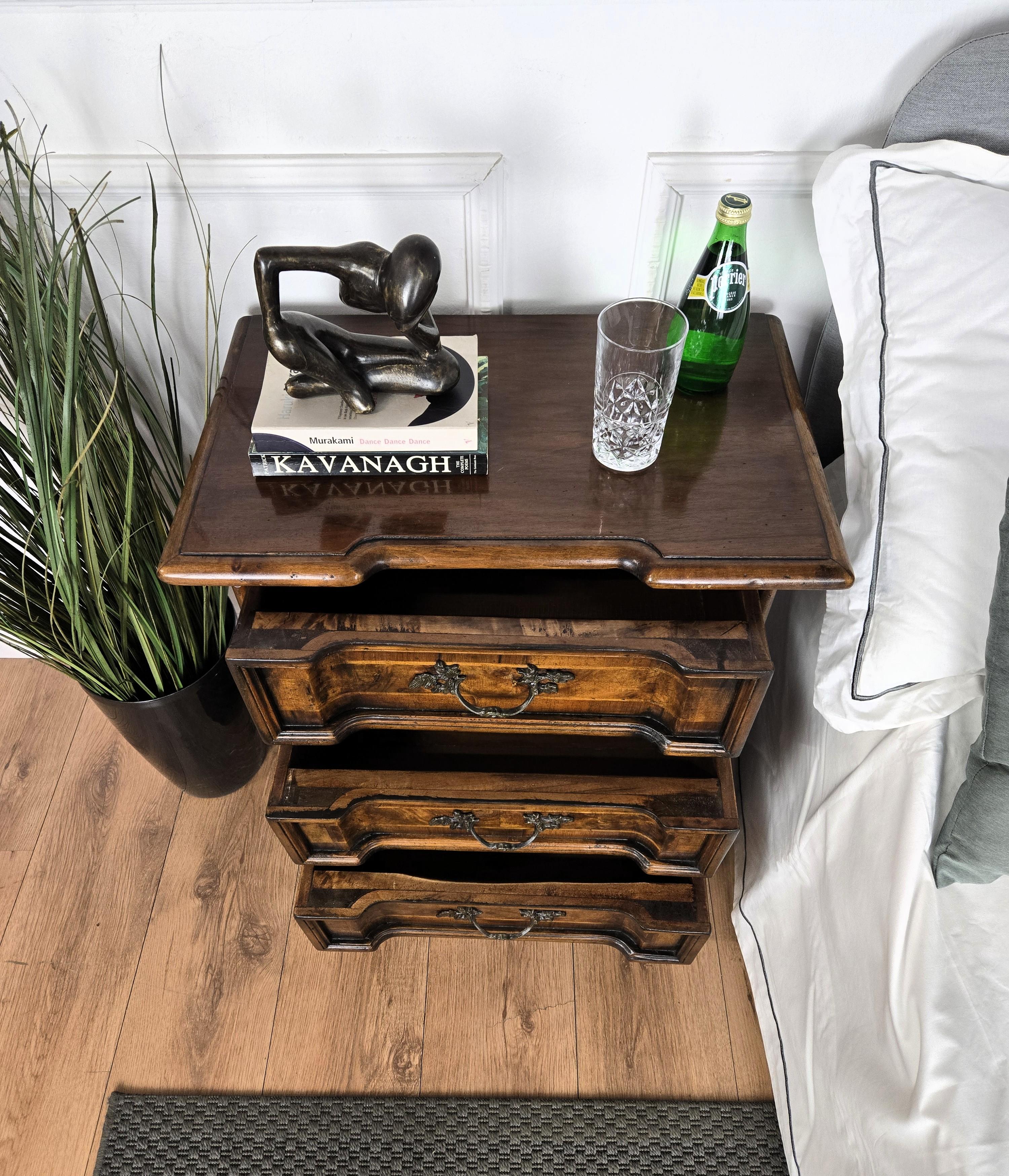 Pair of Italian Louis XIV Style Rustic Wood Night Stands Bed or Side Tables In Good Condition For Sale In Carimate, Como