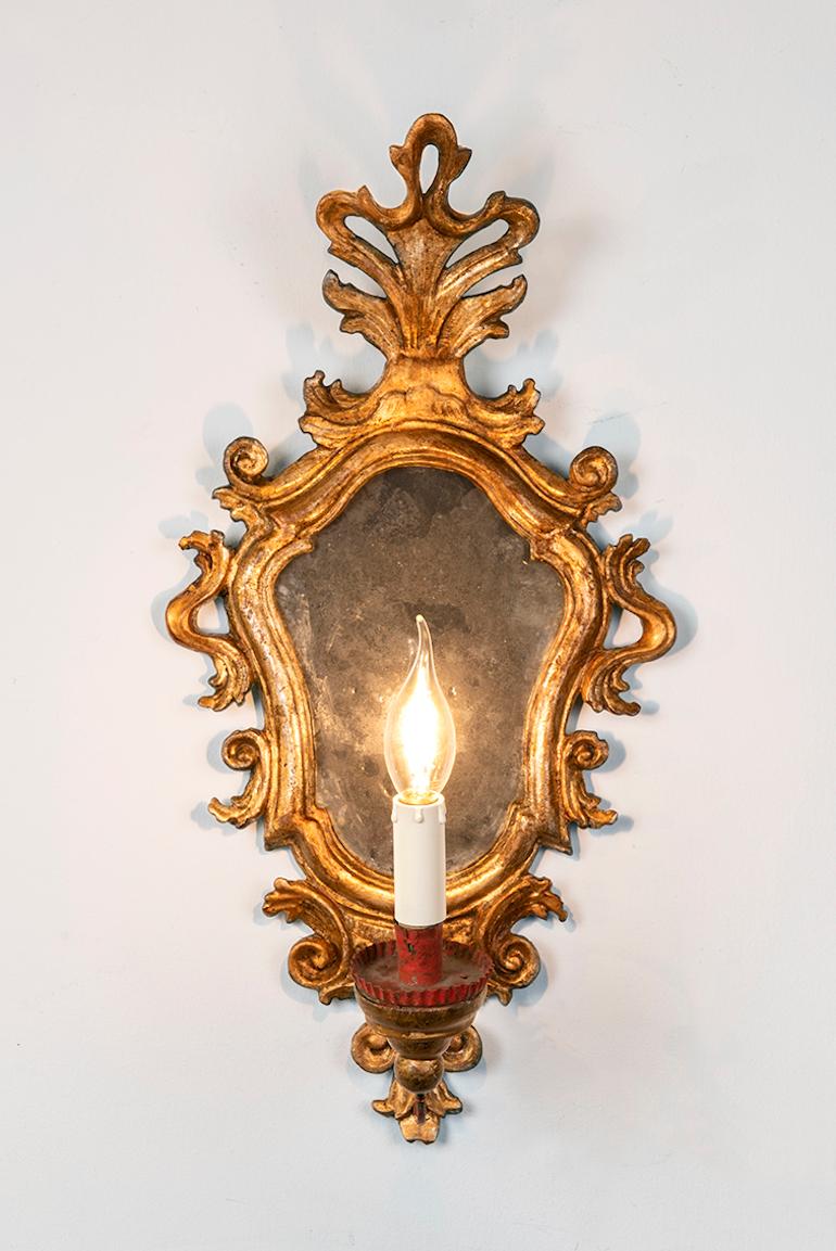 Hand-Carved Pair of Italian Louis XV Mirrored Carved Giltwood Wall Sconces circa 1770