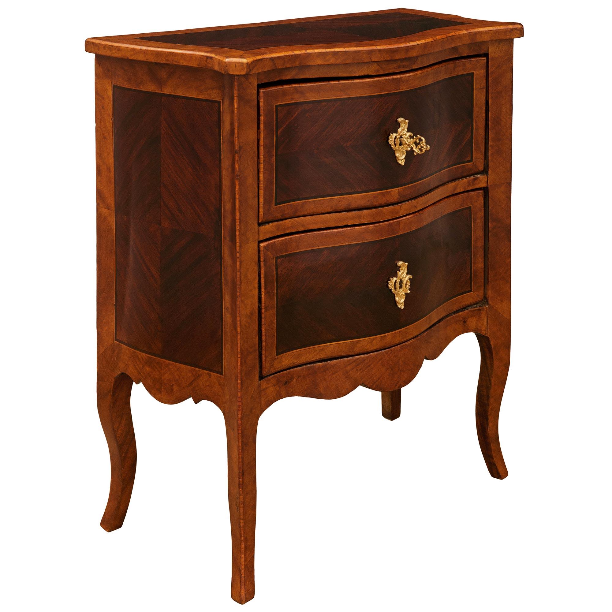 Paire de commodes italiennes Louis XV en noyer, bois de roi et bronze doré Bon état - En vente à West Palm Beach, FL