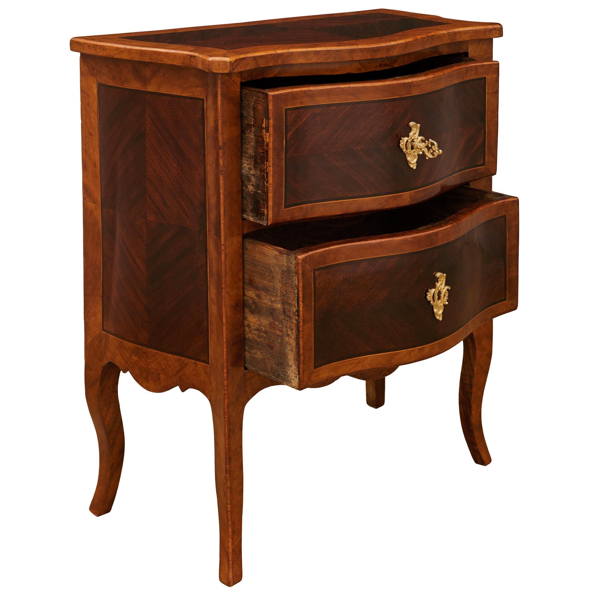 XIXe siècle Paire de commodes italiennes Louis XV en noyer, bois de roi et bronze doré en vente