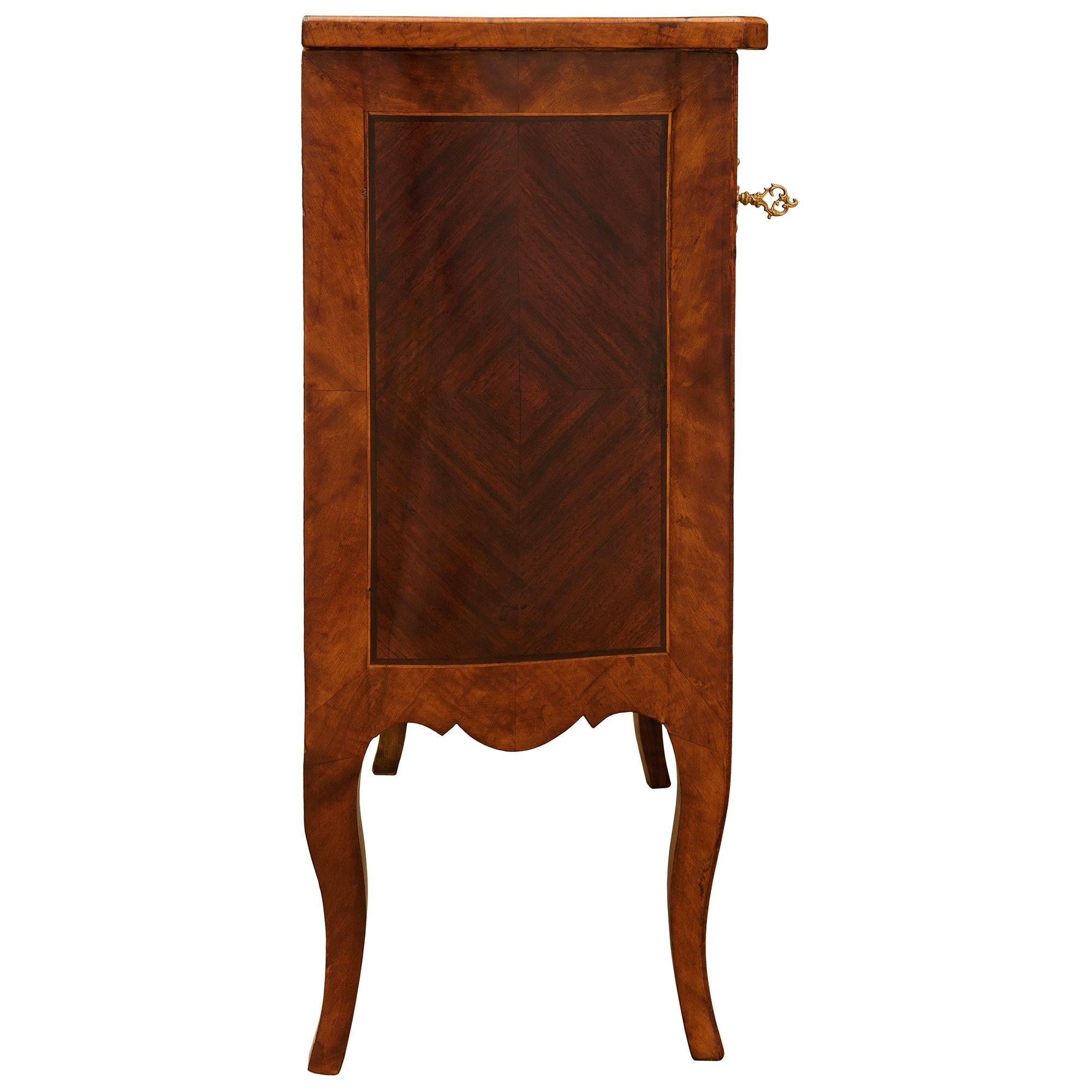 Bronze doré Paire de commodes italiennes Louis XV en noyer, bois de roi et bronze doré en vente