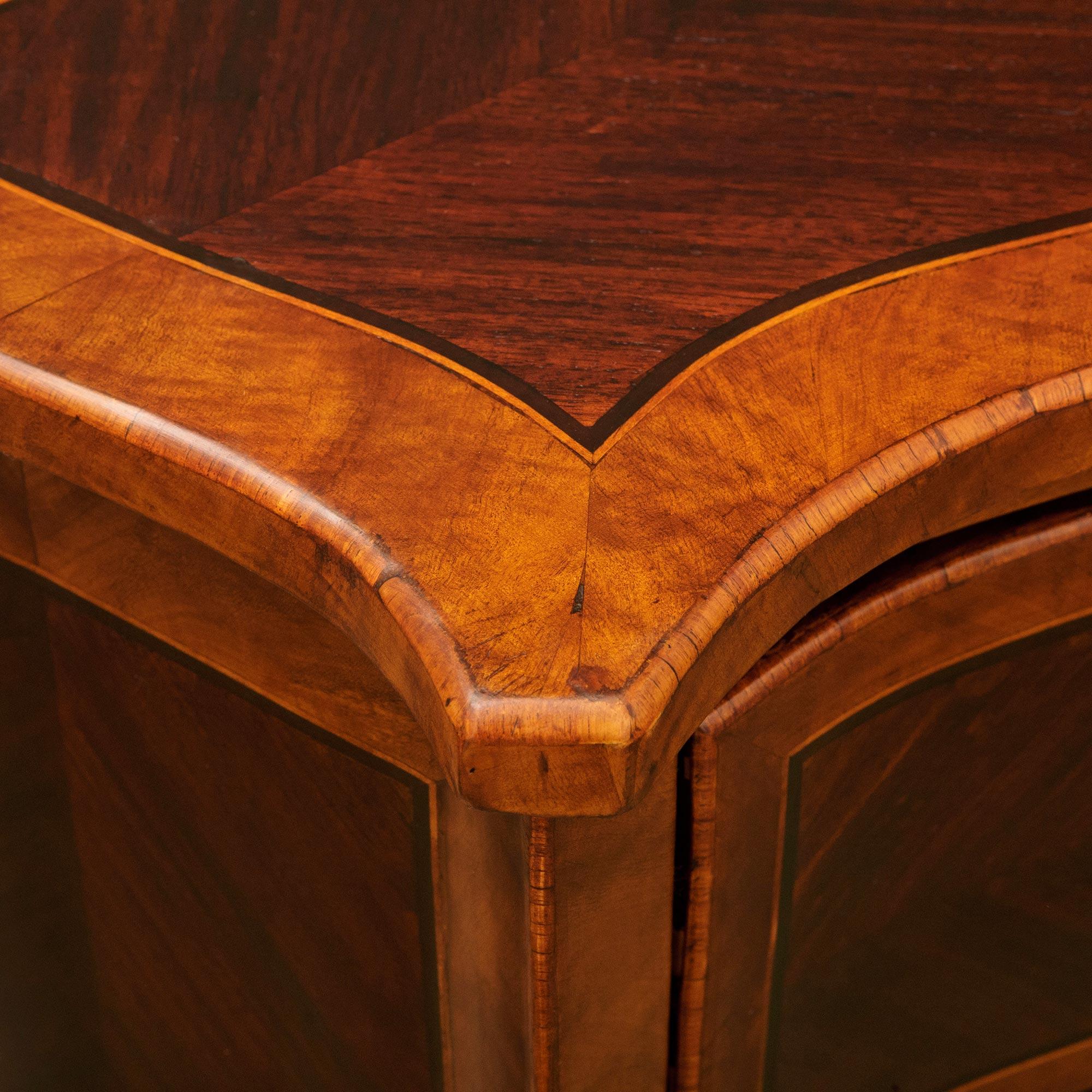 Paire de commodes italiennes Louis XV en noyer, bois de roi et bronze doré en vente 1