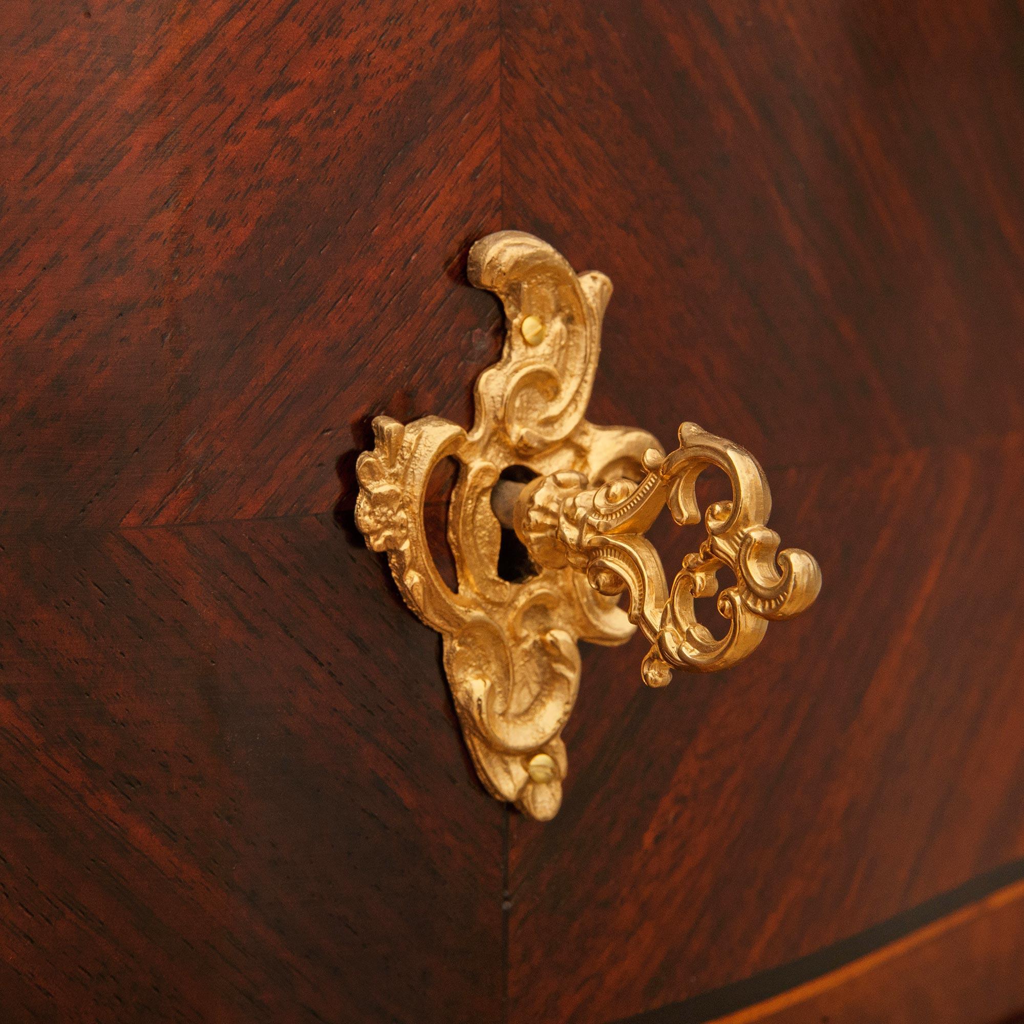 Paire de commodes italiennes Louis XV en noyer, bois de roi et bronze doré en vente 2