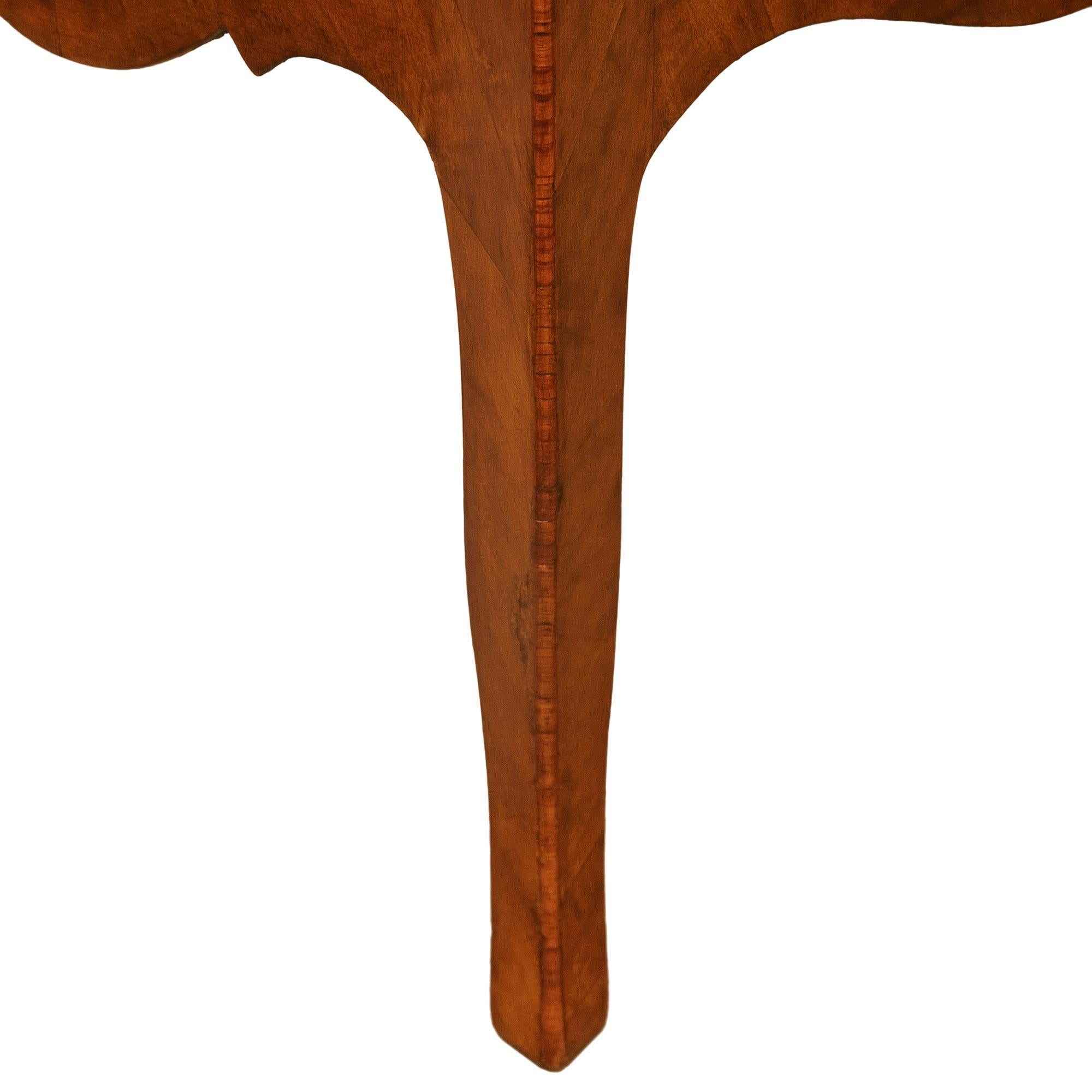 Paire de commodes italiennes Louis XV en noyer, bois de roi et bronze doré en vente 3