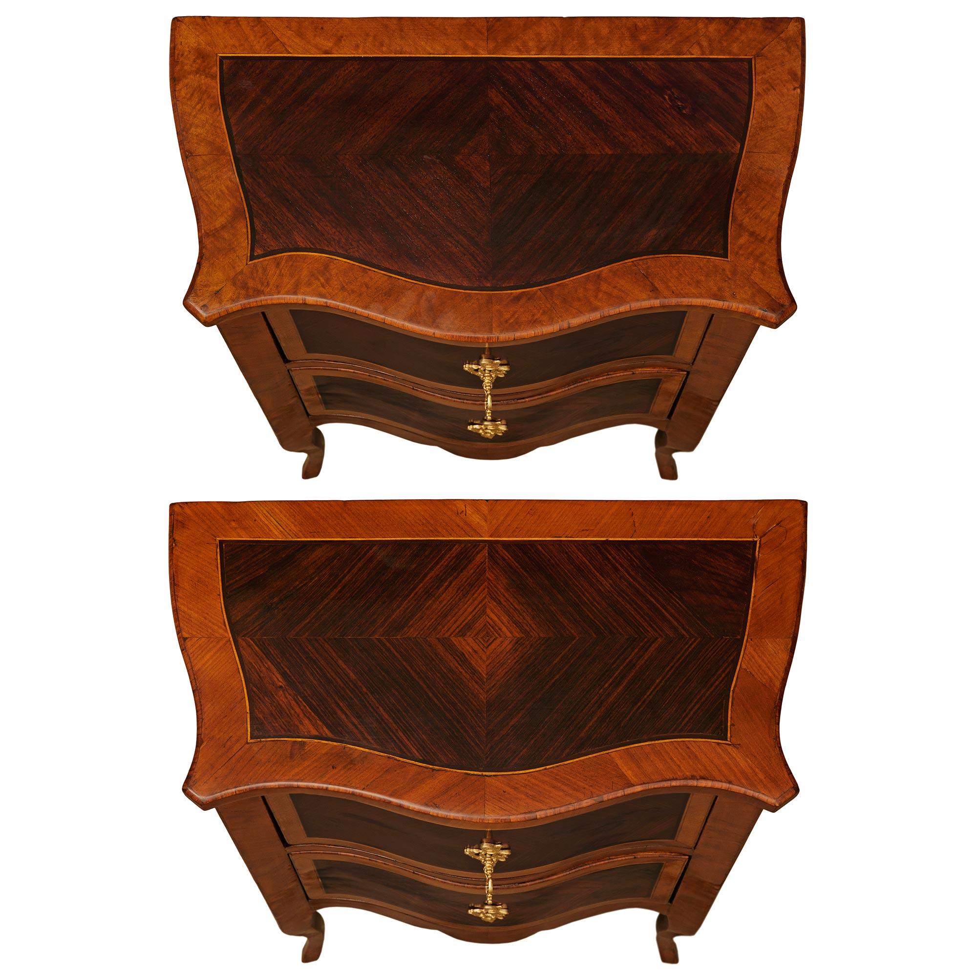 Paire de commodes italiennes Louis XV en noyer, bois de roi et bronze doré en vente 4