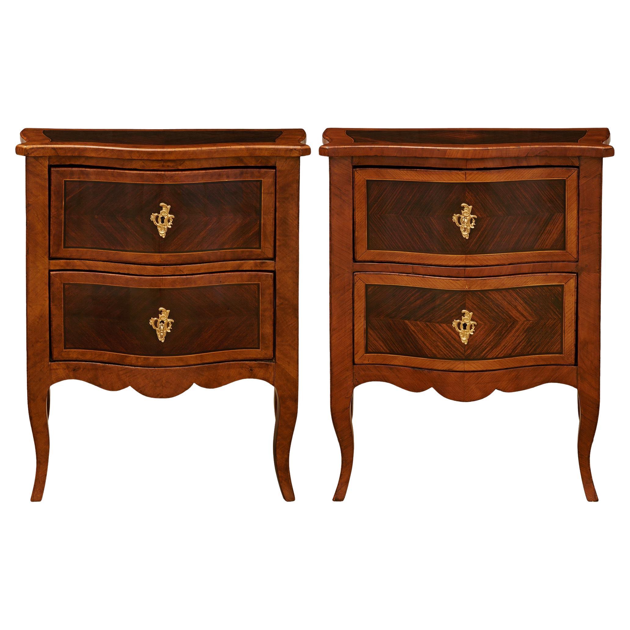 Paire de commodes italiennes Louis XV en noyer, bois de roi et bronze doré en vente