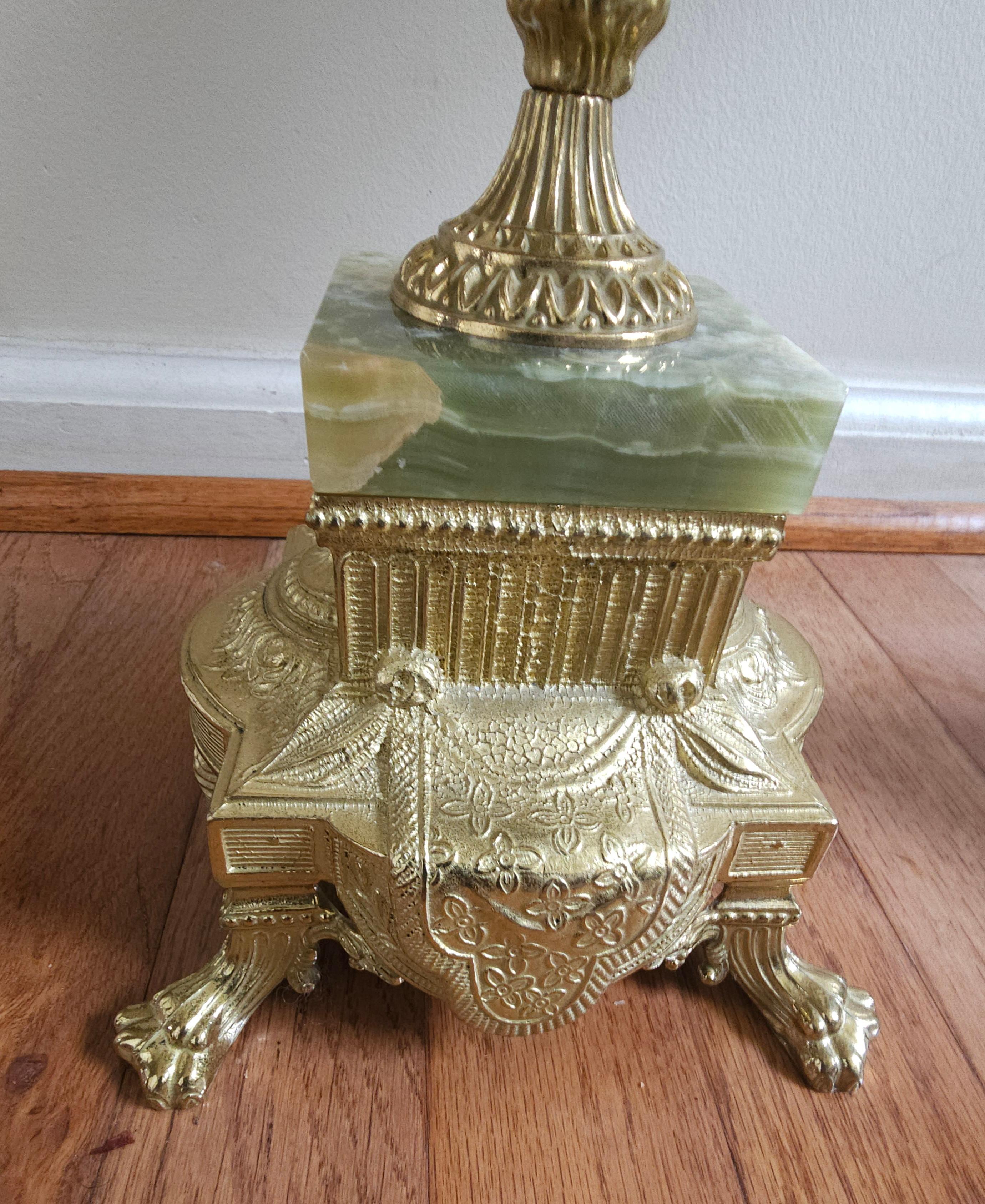 Paire de candélabres italiens de style Louis XV en bronze et marbre en vente 4