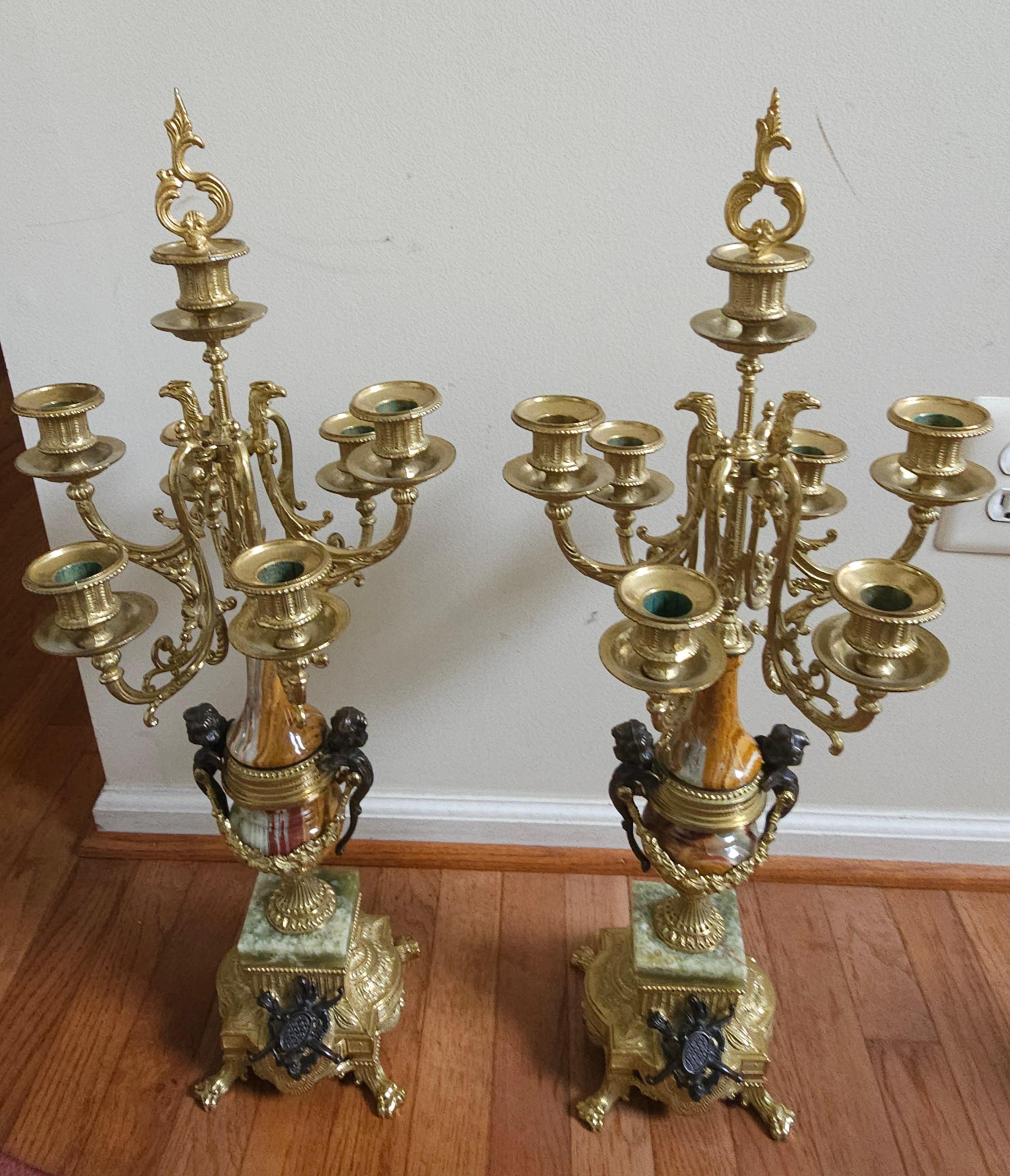 Paire de candélabres à sept lumières en bronze et marbre de style Louis XV. Mesure 11