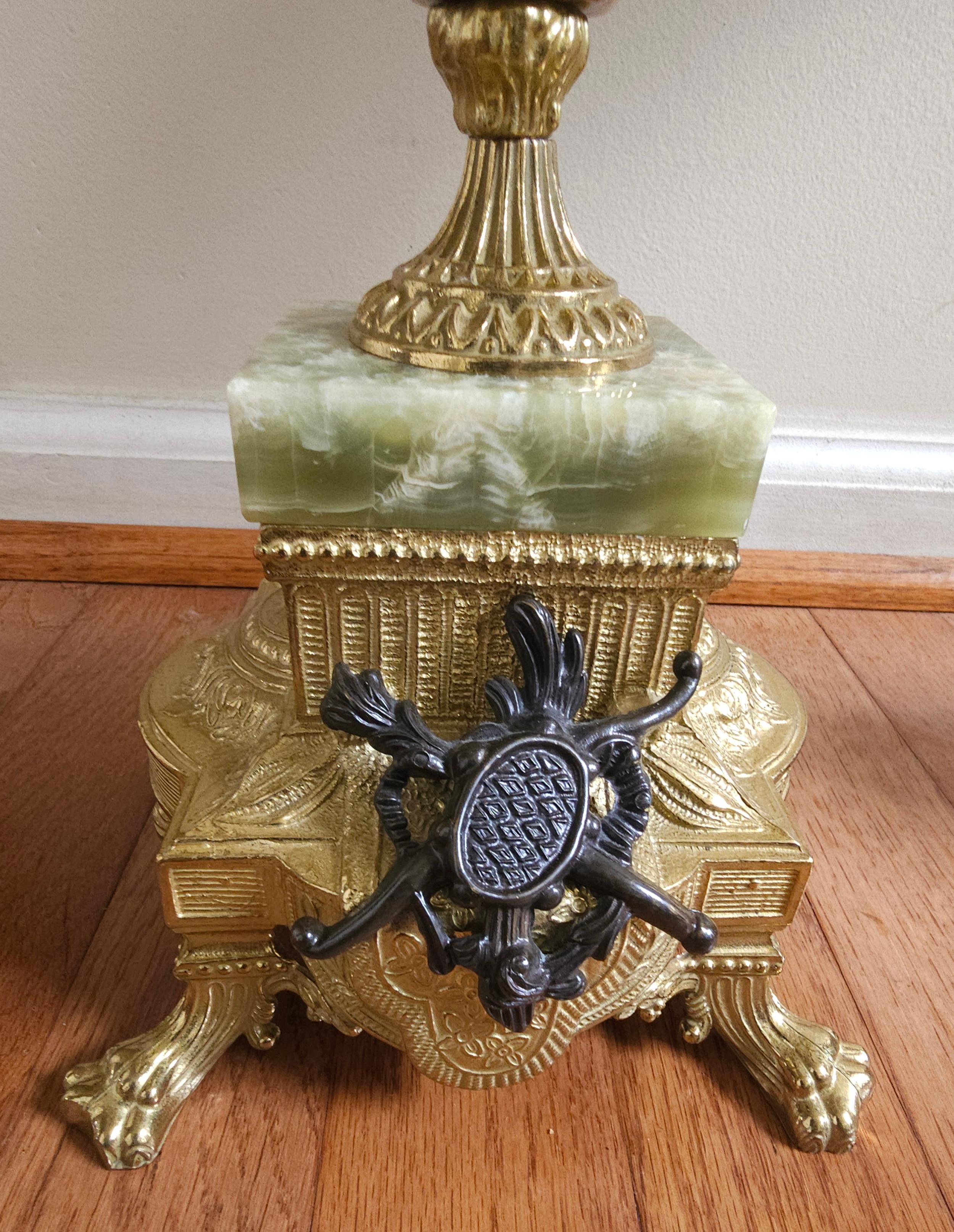 Doré Paire de candélabres italiens de style Louis XV en bronze et marbre en vente