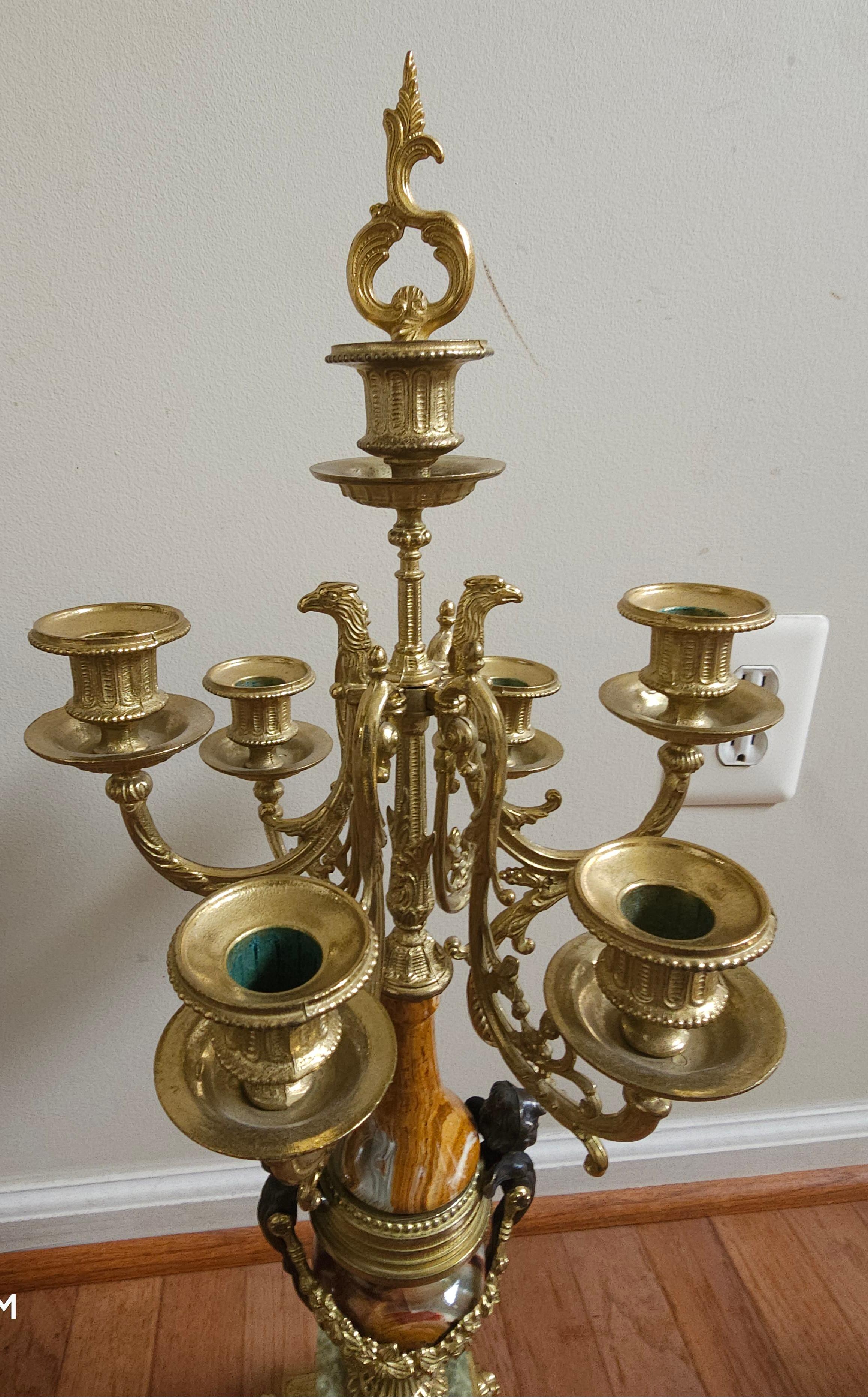 20ième siècle Paire de candélabres italiens de style Louis XV en bronze et marbre en vente